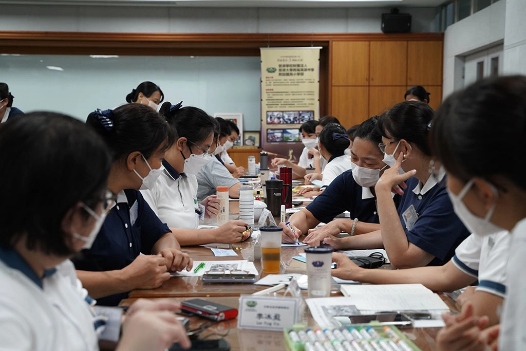 吉隆坡國際學校校長與師長到慈大附中蹲點學習。