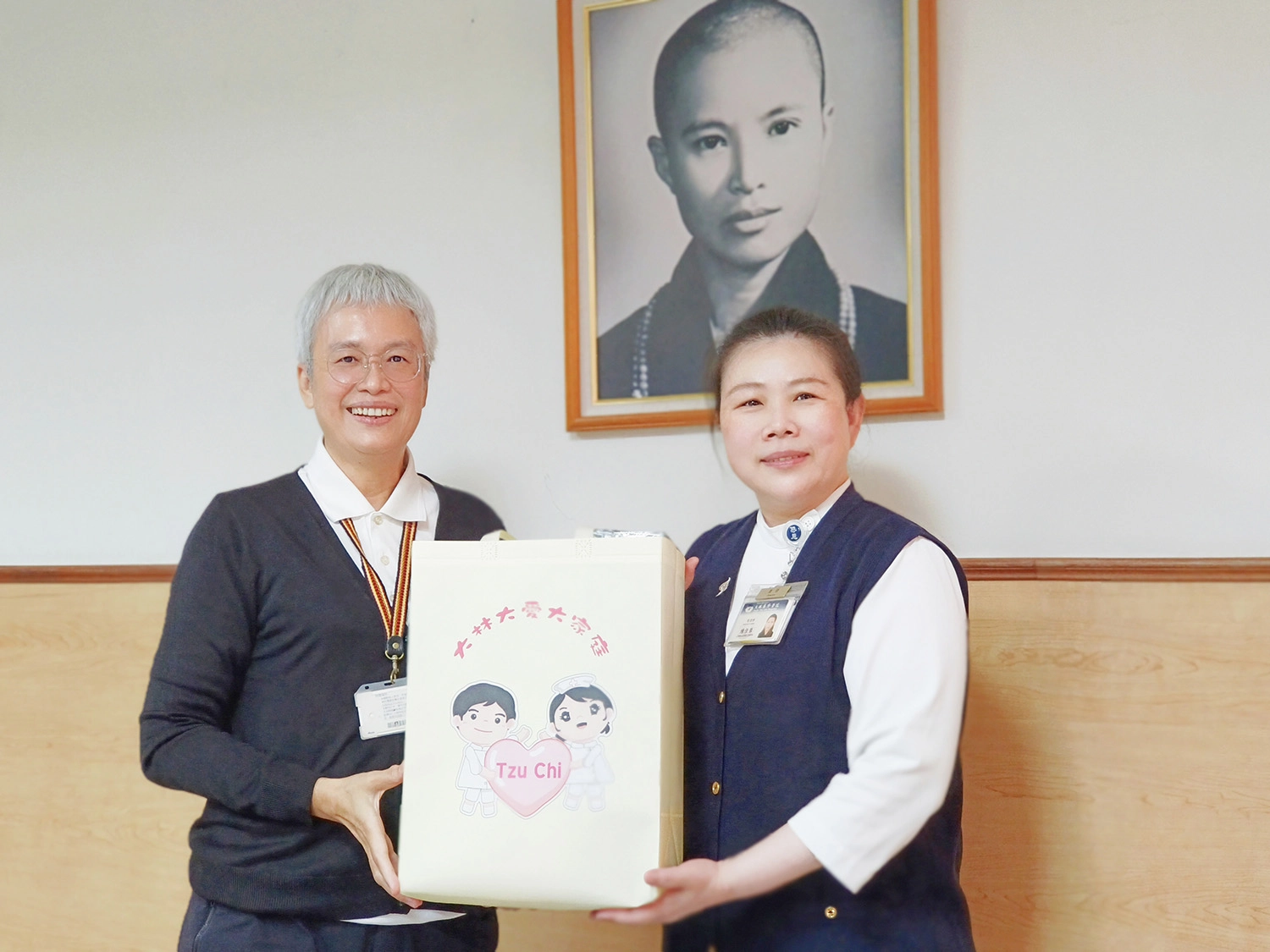 互贈紀念品。(右)大林慈濟醫院護理部主任陳佳蓉,(左)慈濟科技大學原資中心主任高夏子