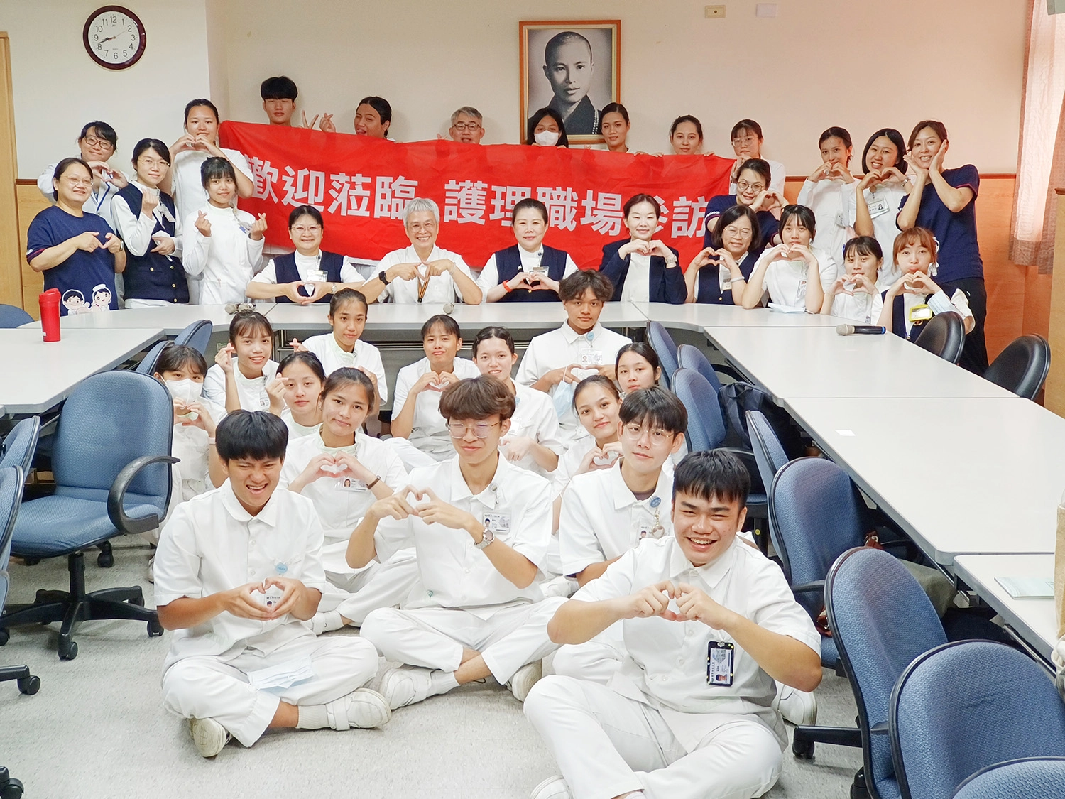 慈濟科技大學原生,護理職場參訪合影。