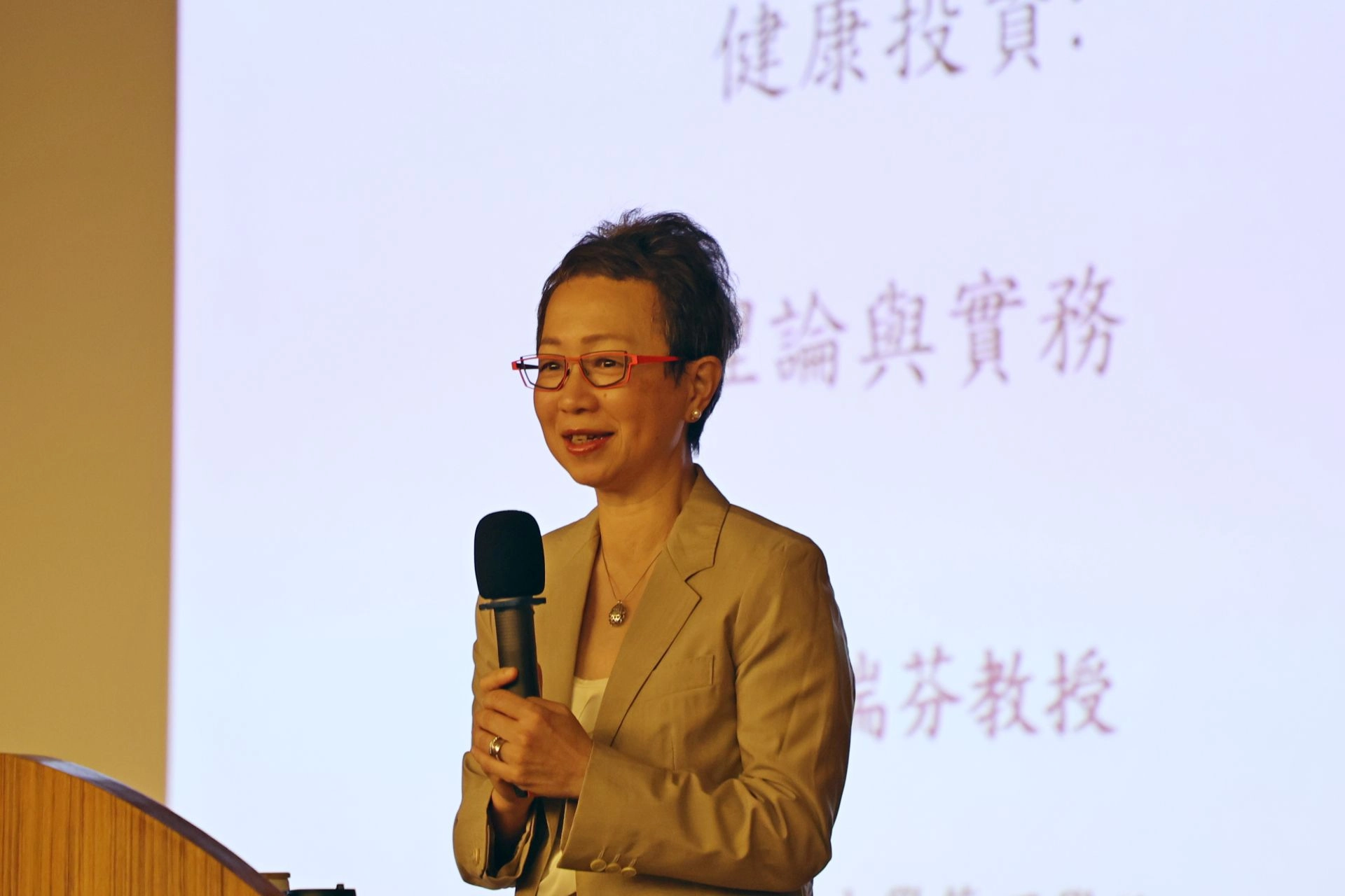 座談會前，盧瑞芬主委特別在花蓮慈院全院學術演講中分享「健康投資：理論與實務」。