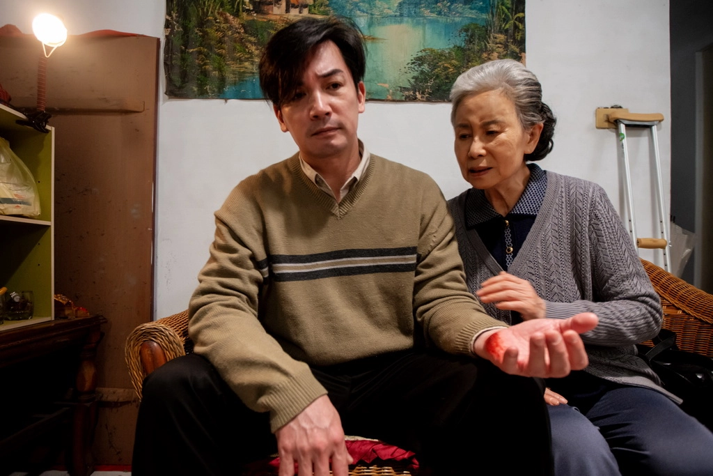 伊正(左)在搜尋者飾演落魄歌手,需要訪視志工(右,林乃華飾)照顧