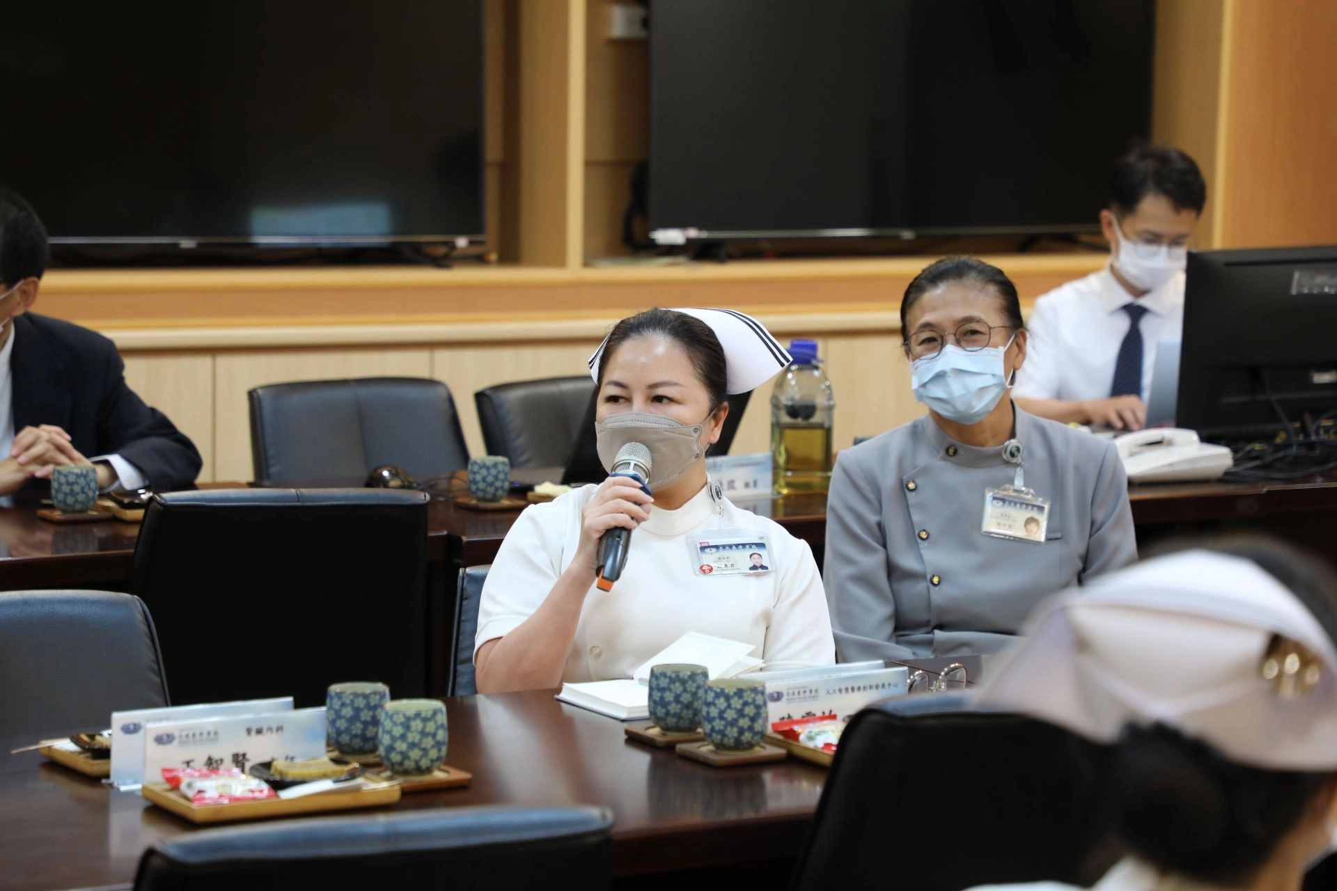 座談會上花蓮慈院護理部主任鍾惠君(帶護士帽)、醫事室主任林玲珠(灰衣)也代表護理人員參與,要以團隊的方式推動次世代醫療模式