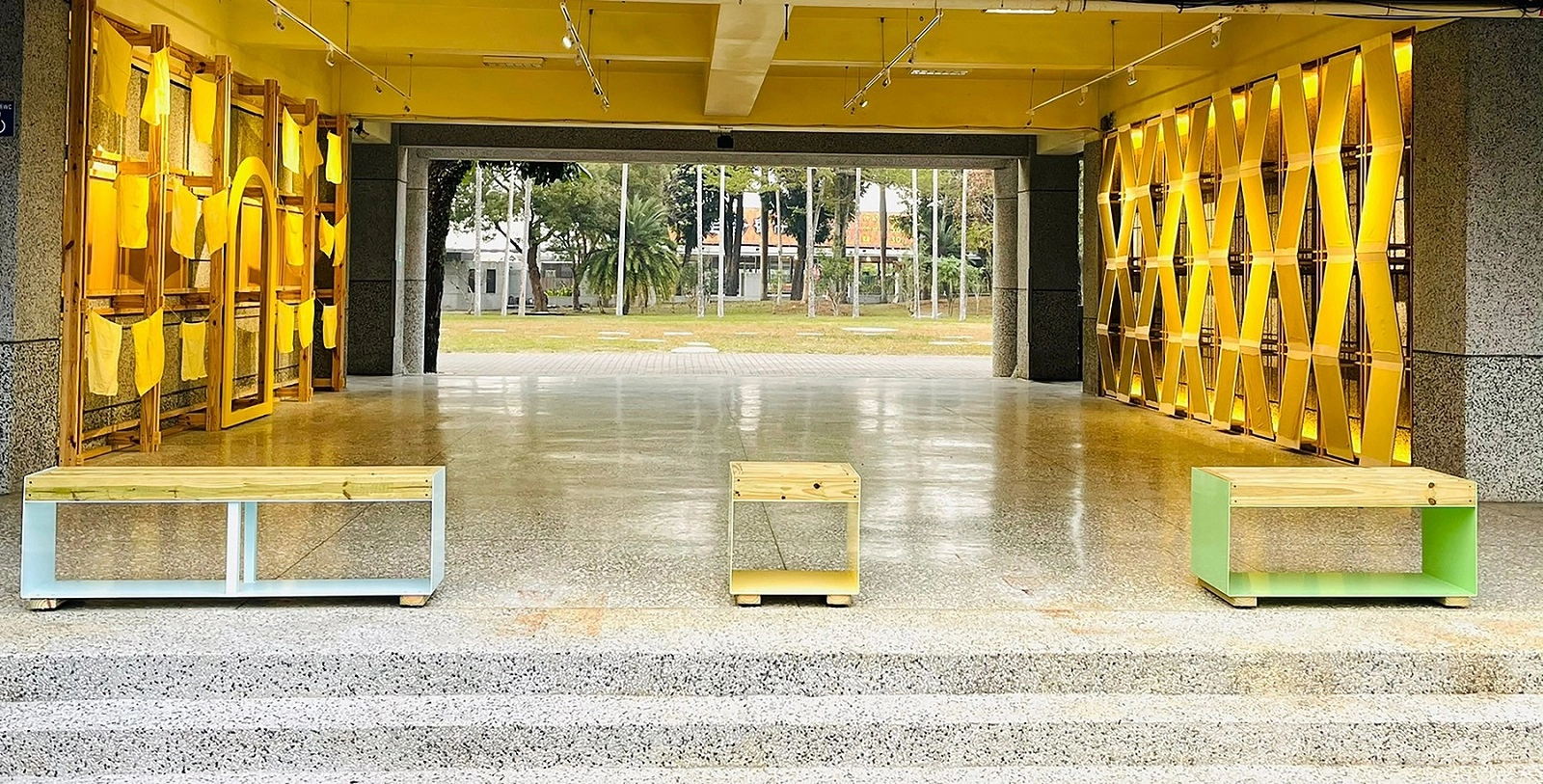 南投縣立社寮國民中學改造後的穿廊,以學校代表色「福木黃」呈現,將學校色彩與課程元素結合。