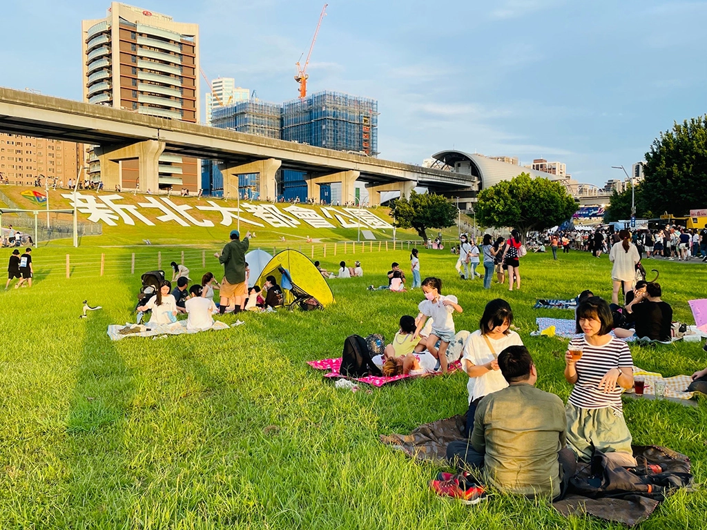 新北大都會公園是全國最大河濱公園,設施多元豐富,絕對是民眾春遊首選。