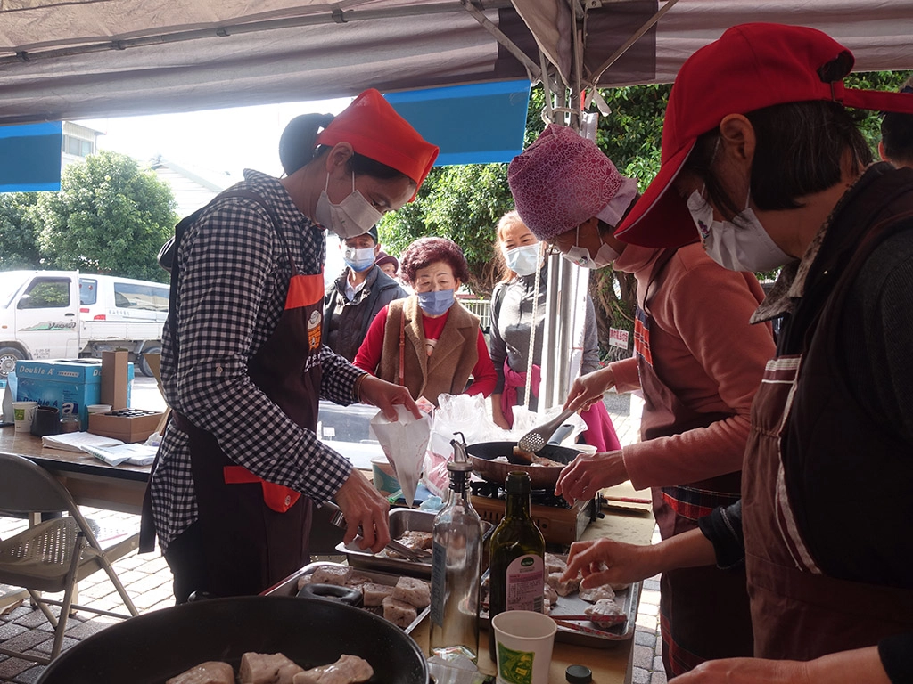 關山慈濟醫院與台東慈濟志工3月4日在關山天后宮廣場舉辦為土耳其震災義賣活動,當地仕紳、民眾熱情響應。
