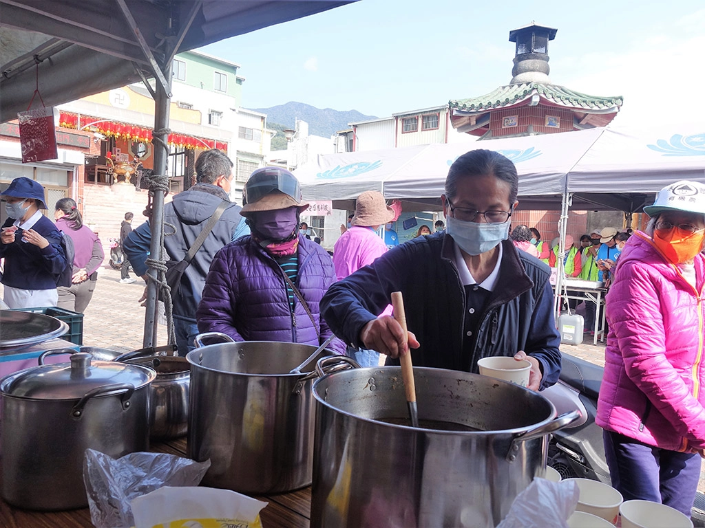 謝女士(紫色外套)買了熱湯,他說:我們響應一點點錢就可以捐給土耳其。