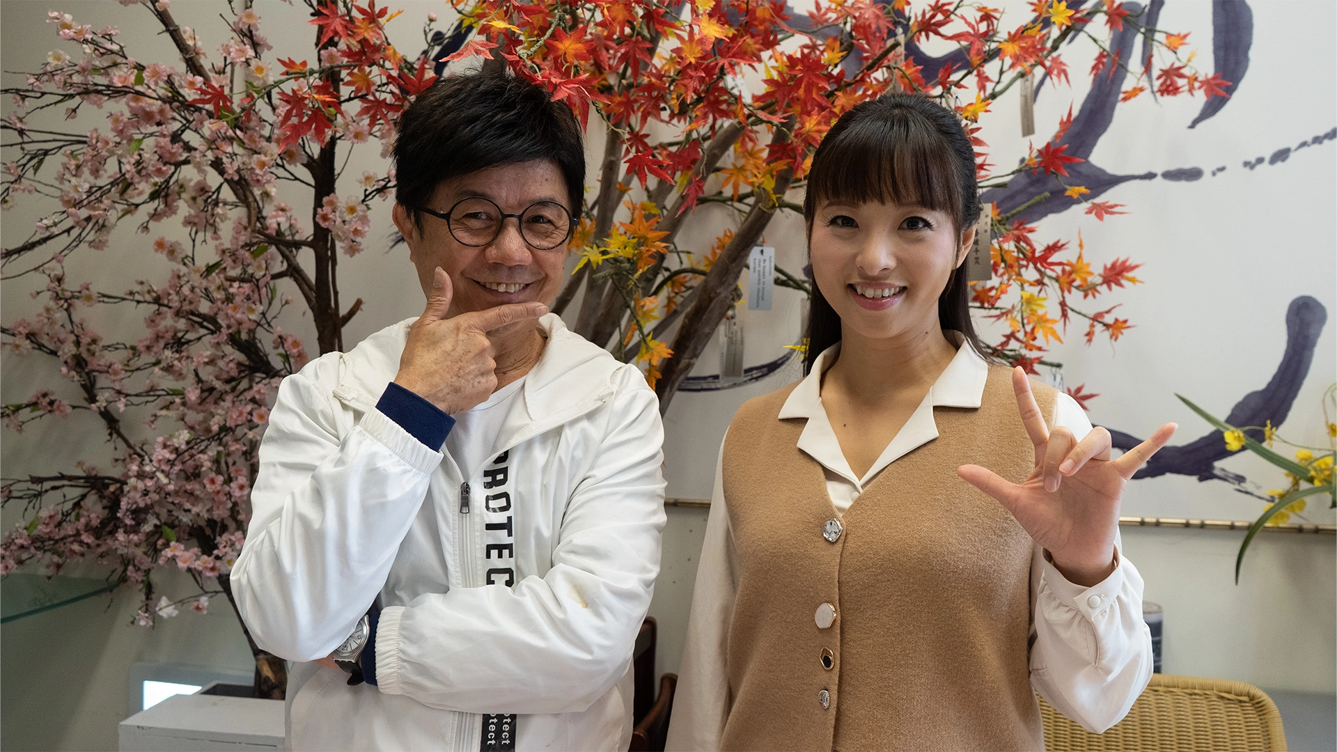 《手比嘛會通》主持人朱愛琪(右)錄影時,好友手語顧問老師陳濂僑也會在一旁陪伴。