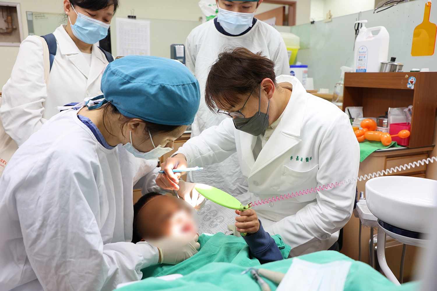 為守護兒童口腔健康,花蓮慈院針對秀林鄉佳民村弱勢家庭的孩子,舉辦兒童牙科義診。