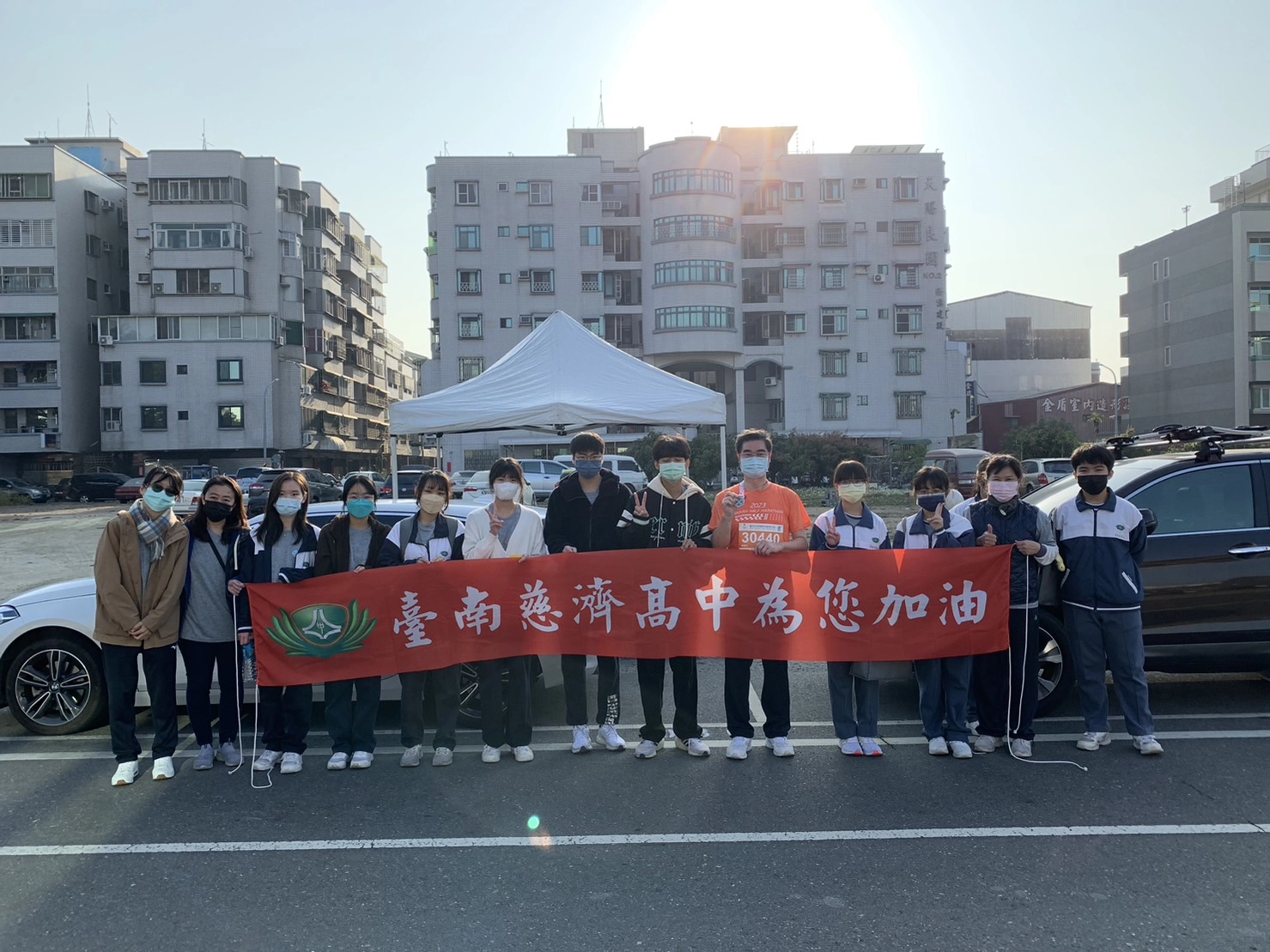 2023臺南古都國際半程馬拉松由校長帶領學校親師生組團參與,於今日清晨熱血充滿活力。