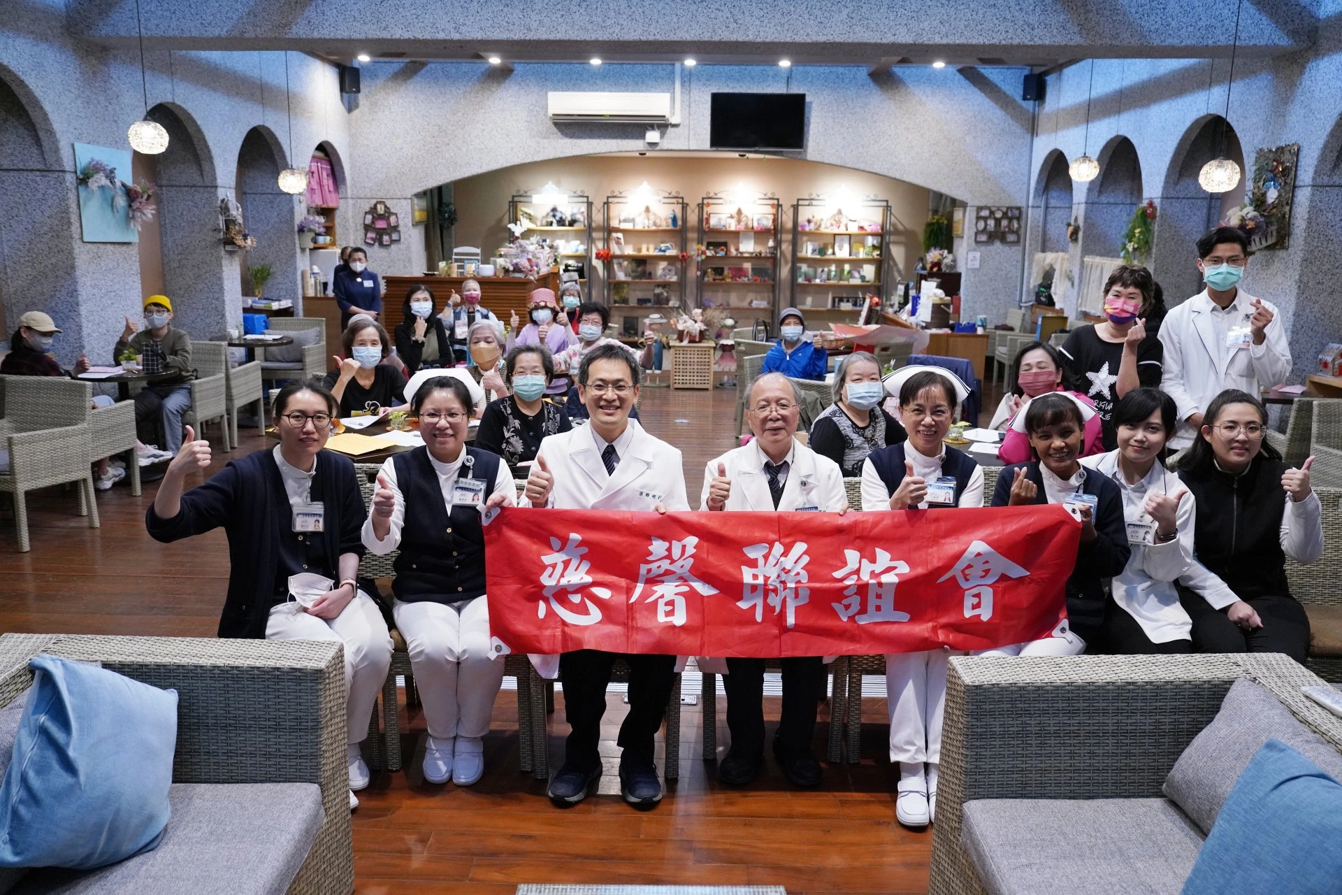 花蓮慈濟醫院乳房醫學中心3月8日「慈馨病友會」舉行心靈共舞身心健康講座,個管師羅玉杏(右起)、蘇慧如、張群明主任、陳華宗醫師、護理部副主任呂基燕;督導鄭雅君、社工師張予銦、臨床心理師廖胤凱(後排右一)。