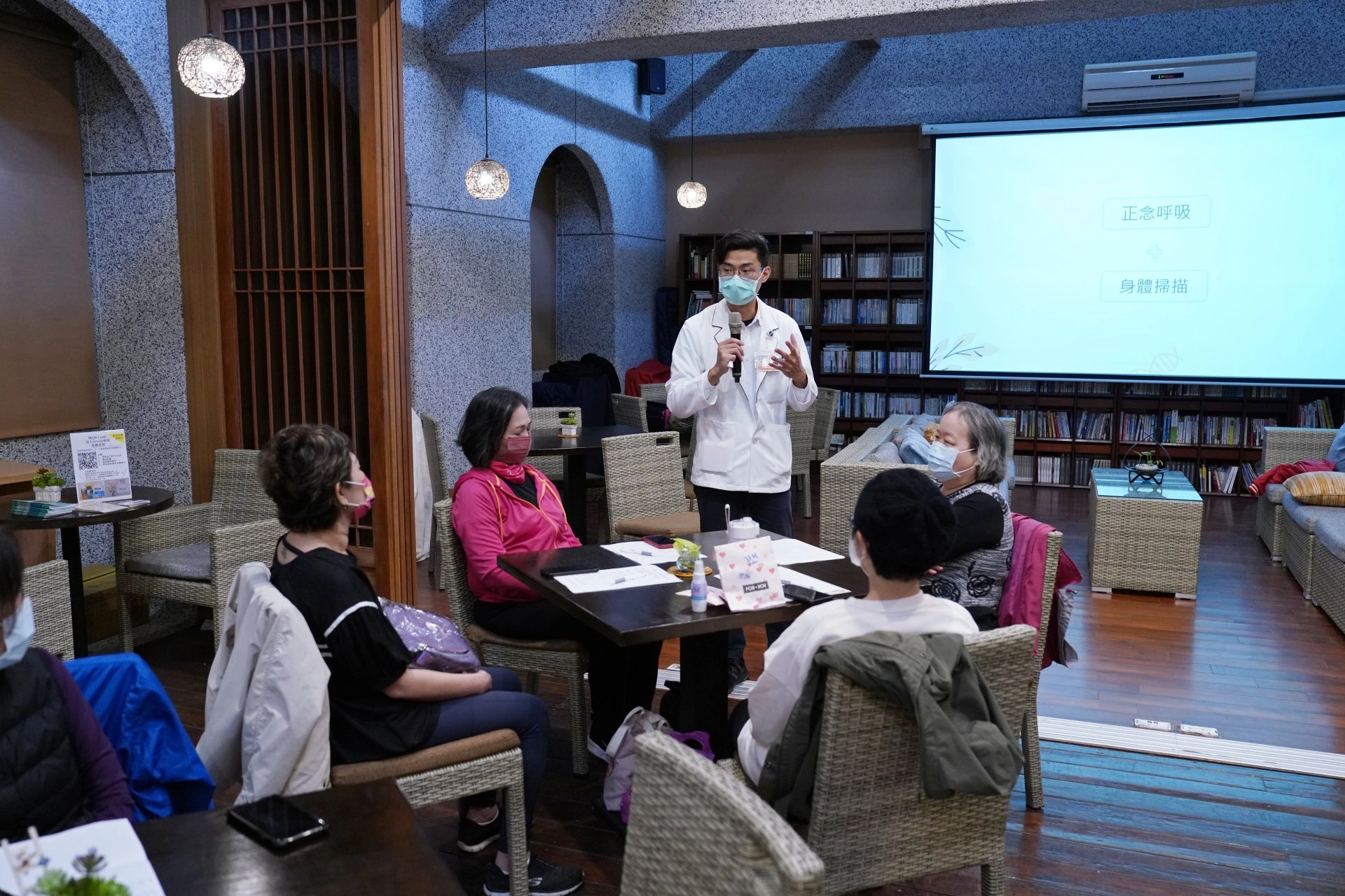 臨床心理師廖胤凱以正念減壓為題,分享調整呼吸及正念減壓,帶領病友聆聽自己的身體。