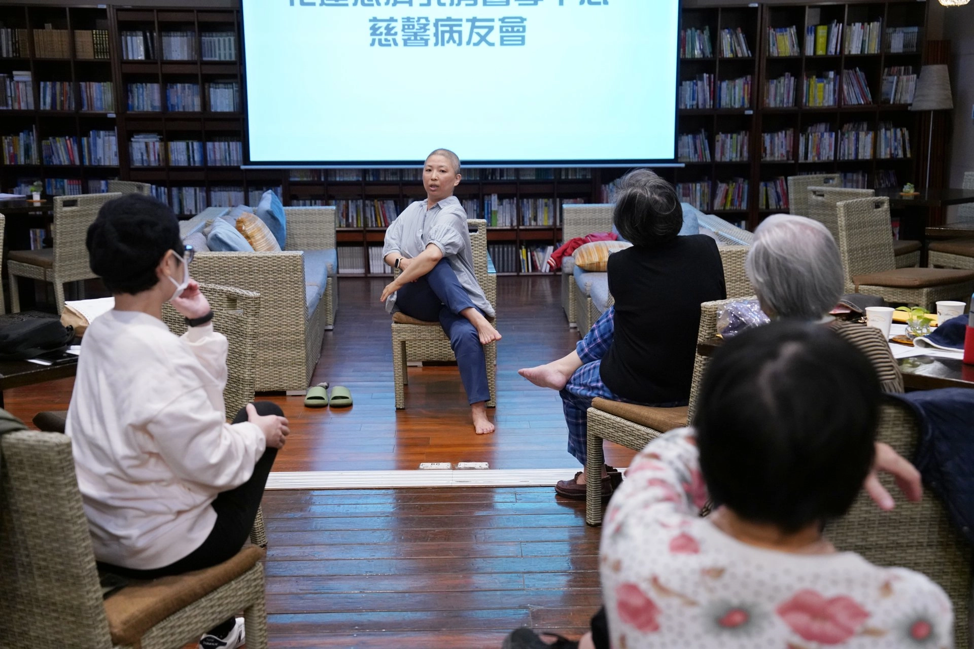 本身是乳癌病友的瑜伽老師王智巧,也分享幾個瑜伽伸展動作。