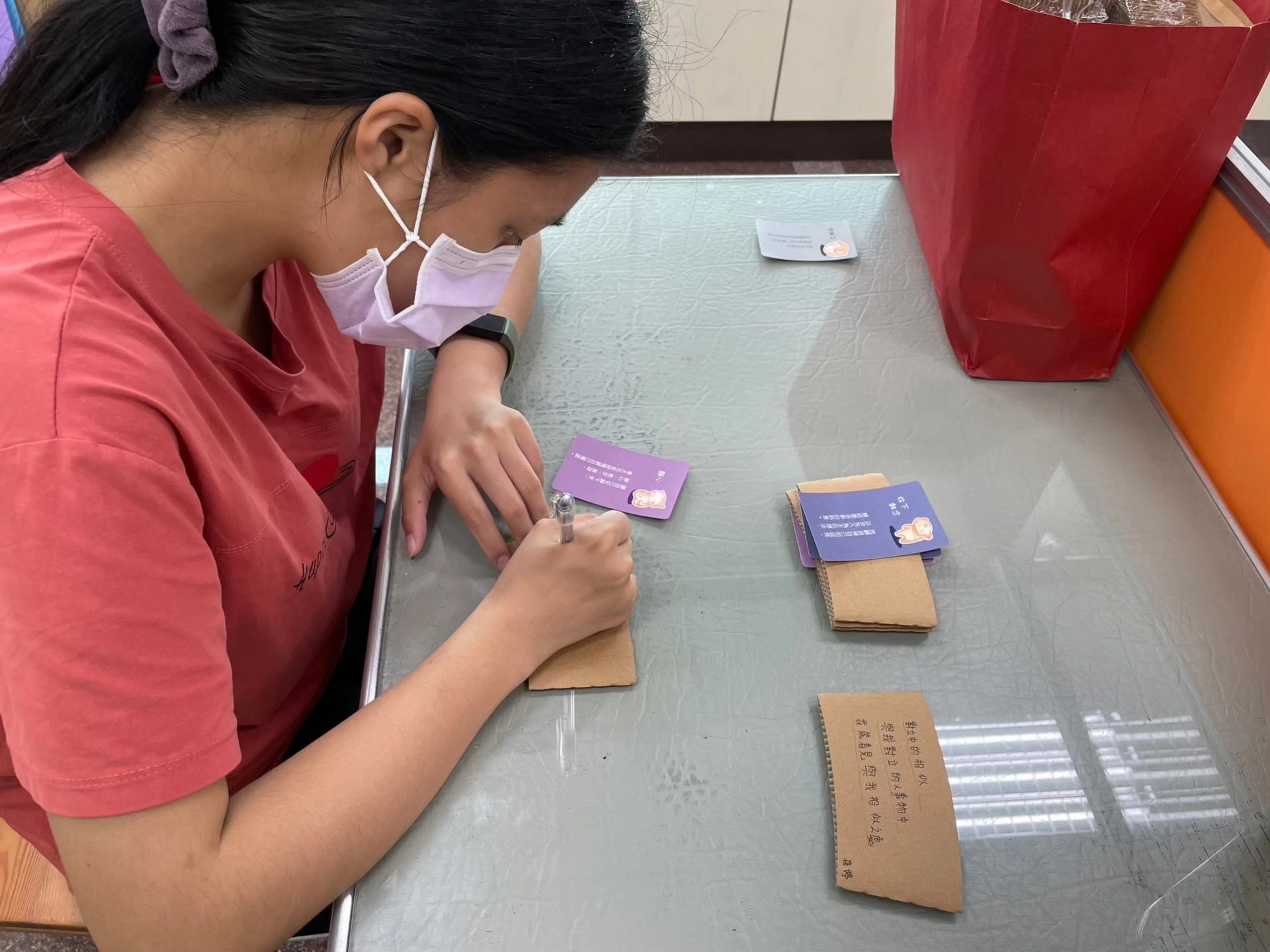 咖啡店邀請身心障礙者手寫杯套,提供文字代工機會