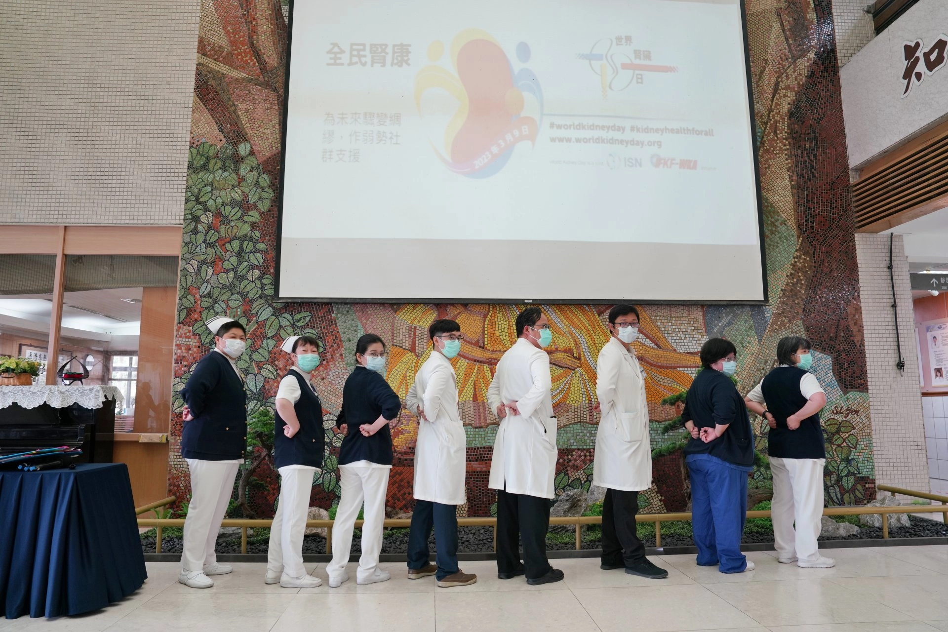 響應世界腎臟日,花蓮慈院腎臟團隊在大廳舉辦「世界腎臟日—全民腎康」宣導,大家全都握拳指出腎臟在肋骨邊緣位置,邀請民眾一起加入護腎行列。