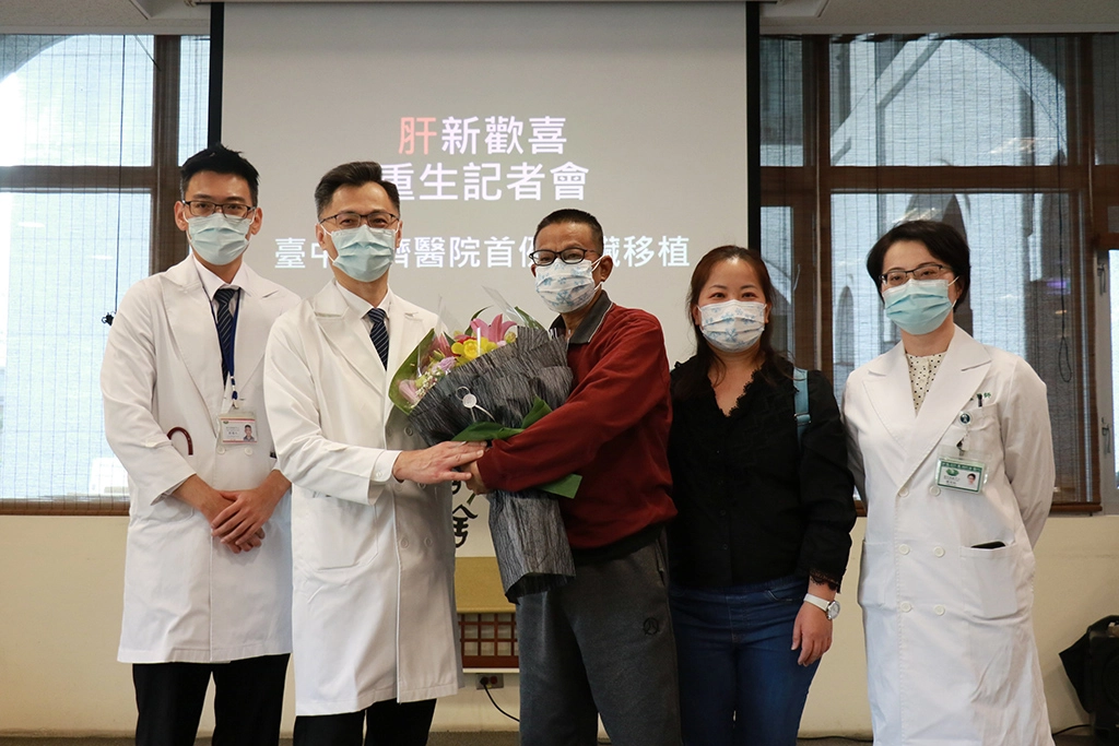 移植病人郭先生(右三)與太太(右二)送上花束感恩,由鄭紹彬主任(左二)代表接受。