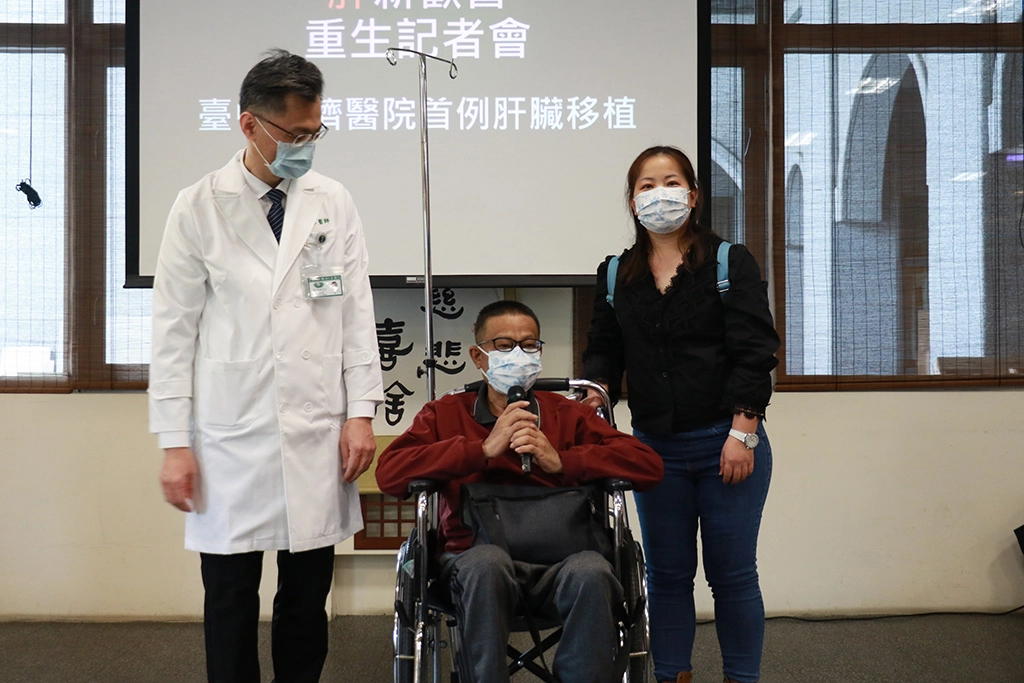移植病人郭先生(中)感恩醫療團隊的照顧,讓他得以重生。