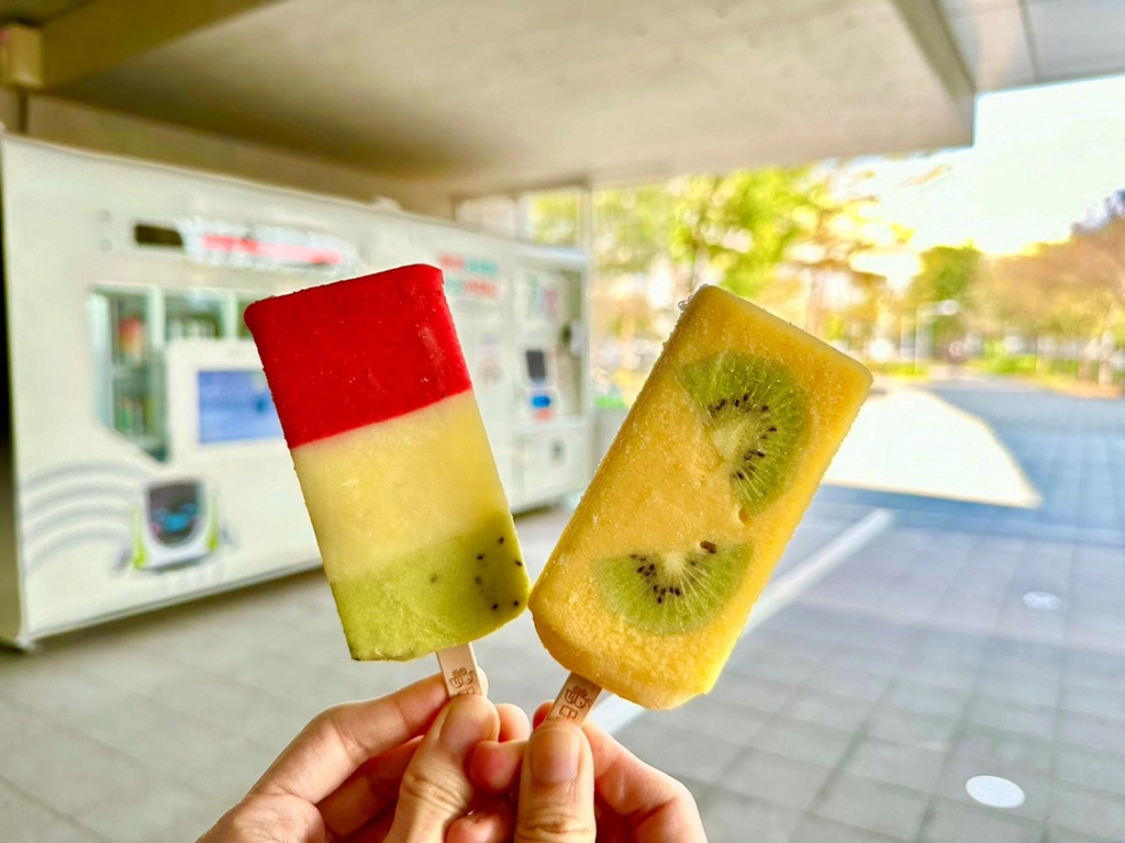 鮮果冰棒不添加色素、香料等人工添加物,吃得到水果的天然滋味。