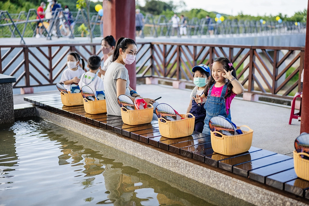 萬里大鵬足湯公園自111年8月30日啟用後,就成為親子、情侶泡腳的好去處。(照片資料由城鄉局提供)