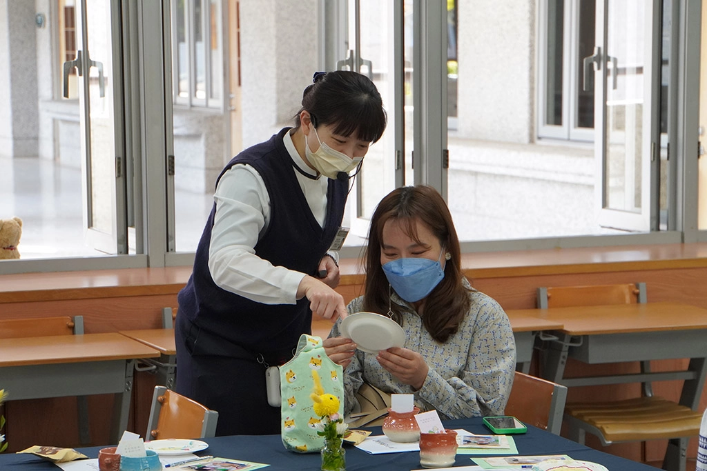 溫馨的親師互動,孩子的作品背後總有說不完的故事。