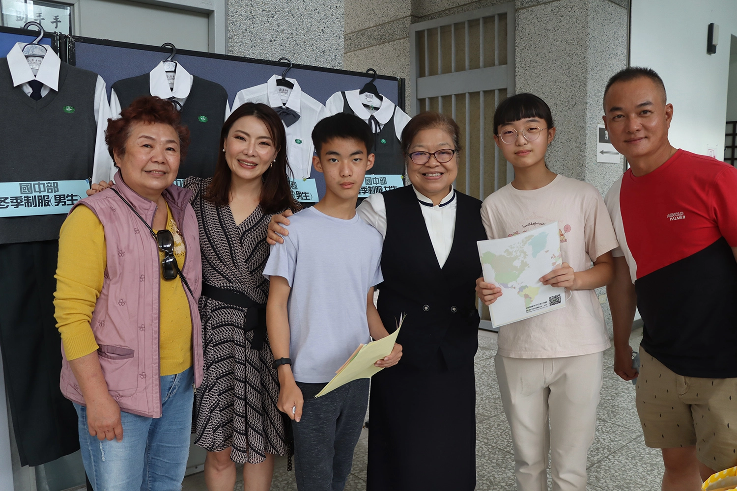 林承樺、林承翰姊弟在全家人的陪伴下來到慈中,與校長合影。