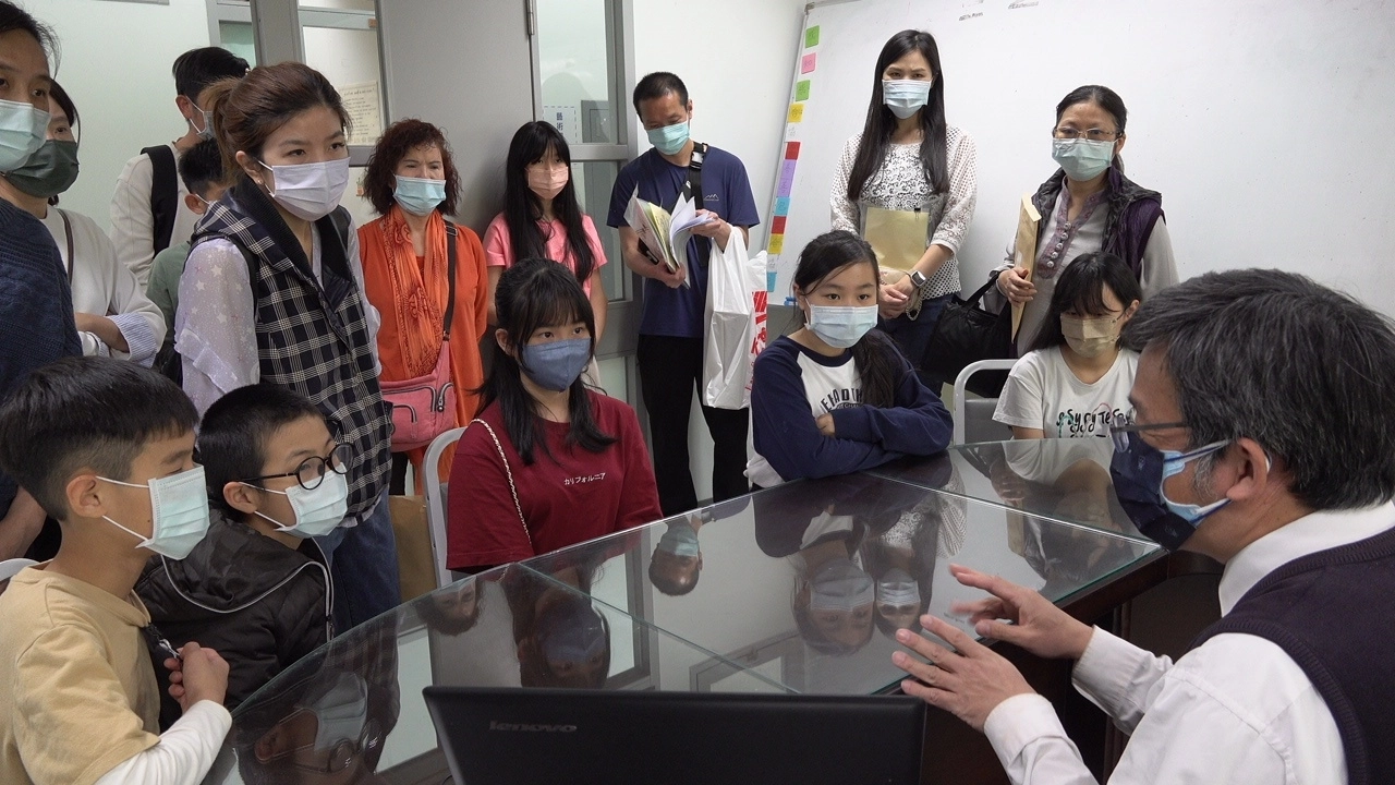 科學班、雙語班、育才班、藝術組的老師,為家長說明未來三年各班的學習重點。