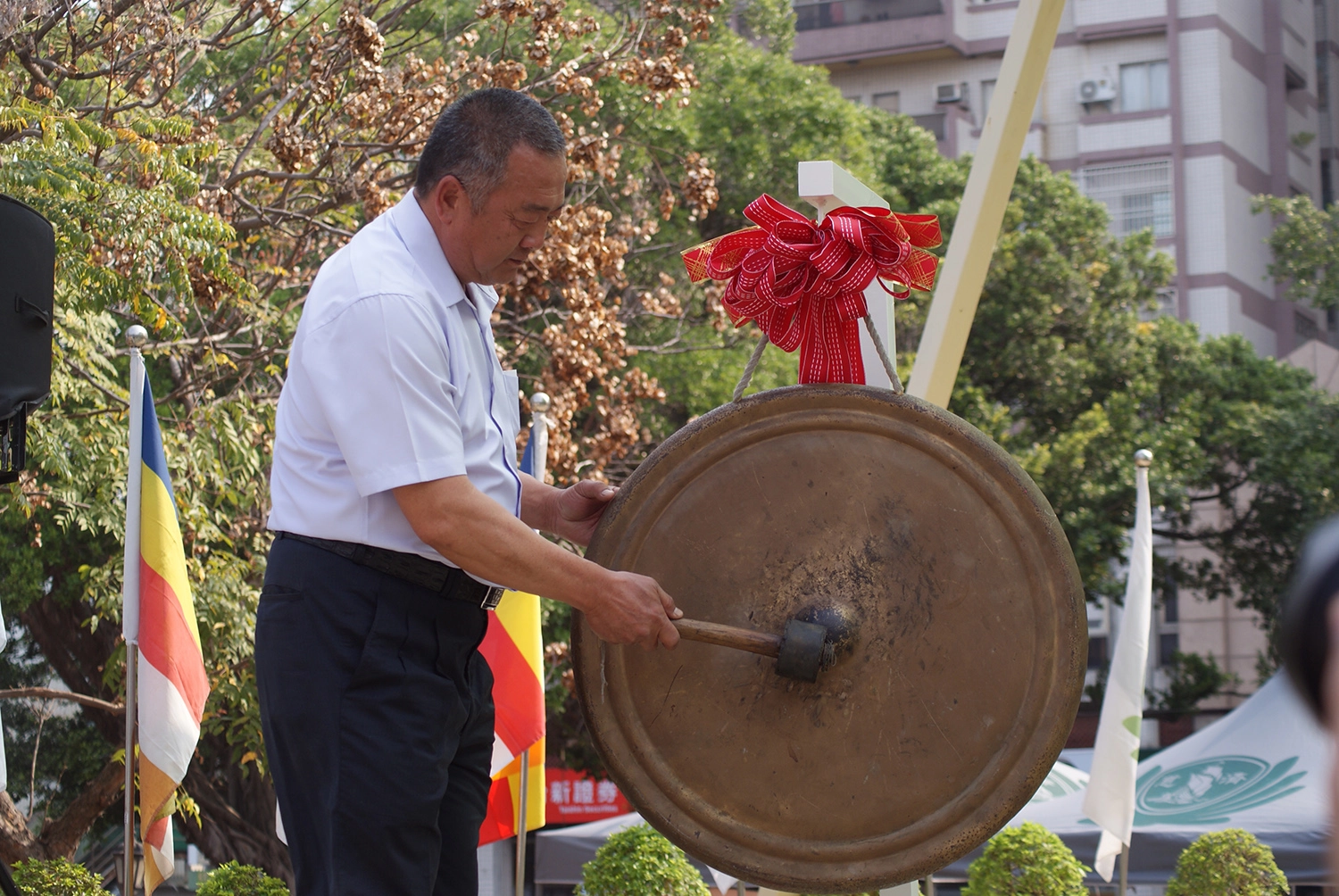 慈濟3月12日在彰化縣員林公園舉辦「馳援土敘震災義賣會」,葉世昌出席敲愛心鑼。