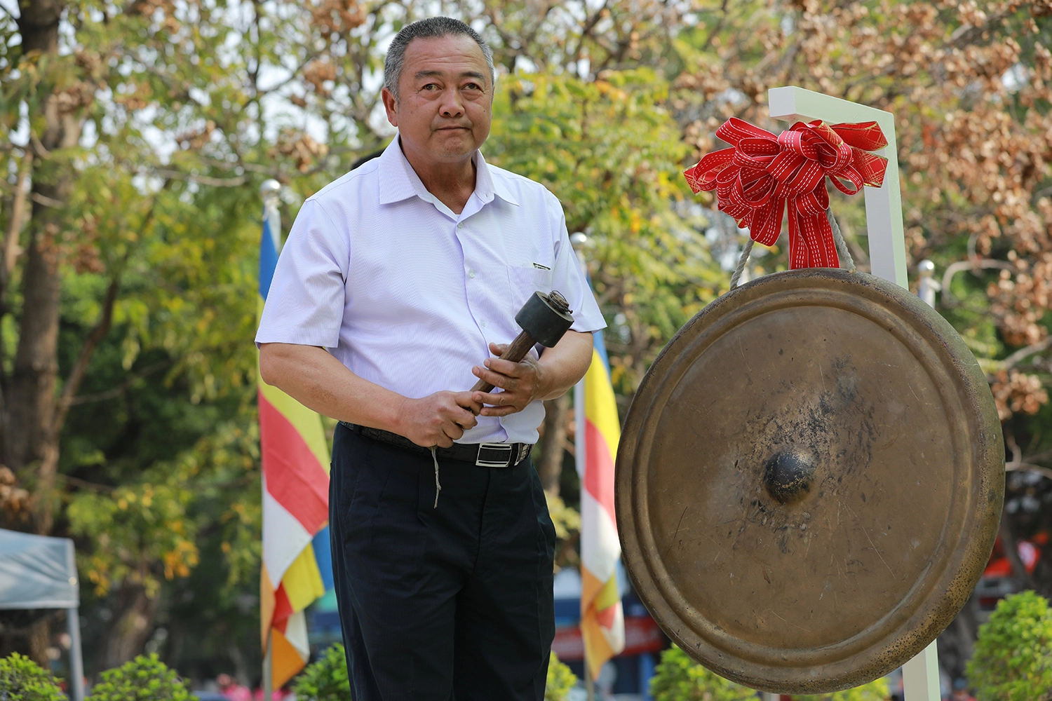 慈濟3月12日在彰化縣員林公園舉辦「馳援土敘震災義賣會」,葉世昌出席敲愛心鑼。