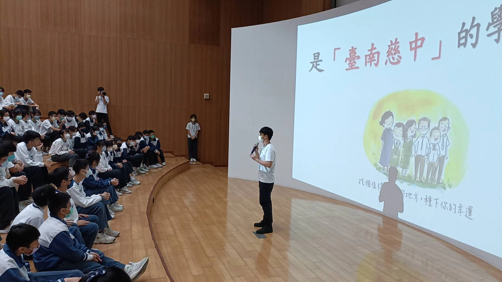 校友吳杰廷以自身經驗的體悟勉勵學弟妹。(林育吟 攝)