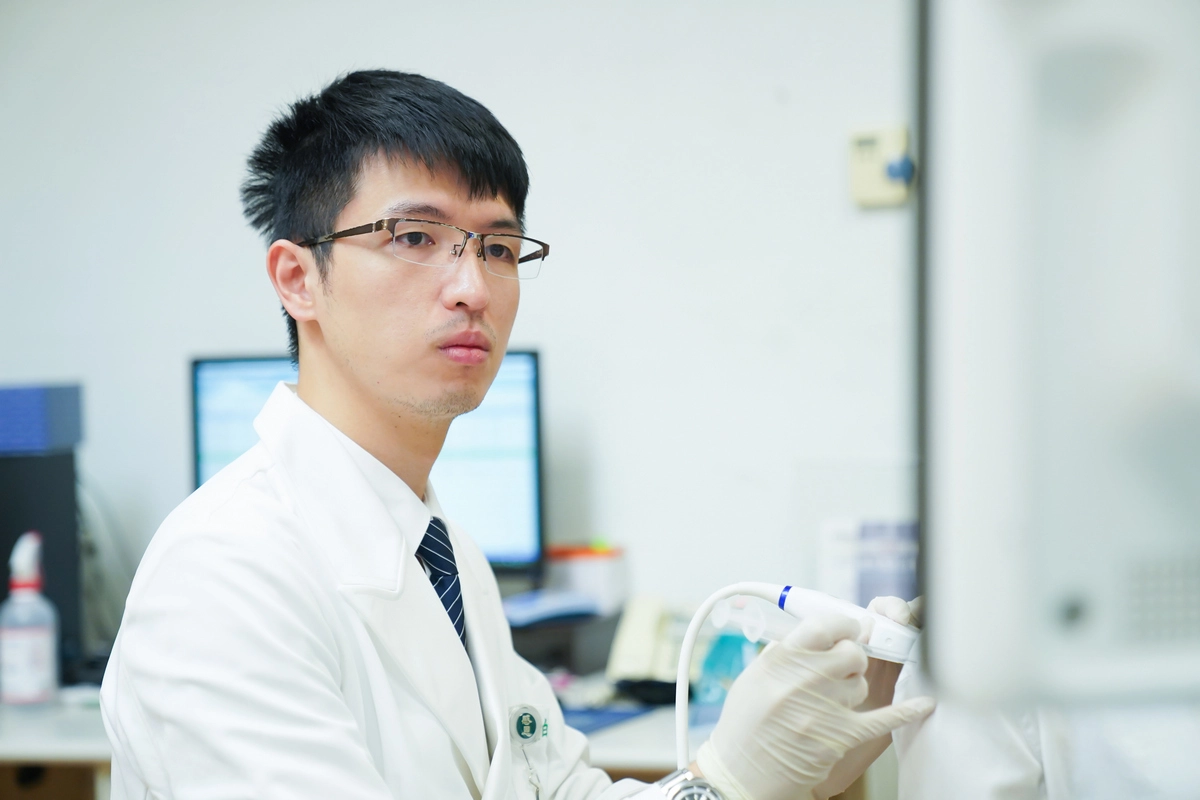 吳柏陞醫師以超音波導引執行增生治療示意圖。