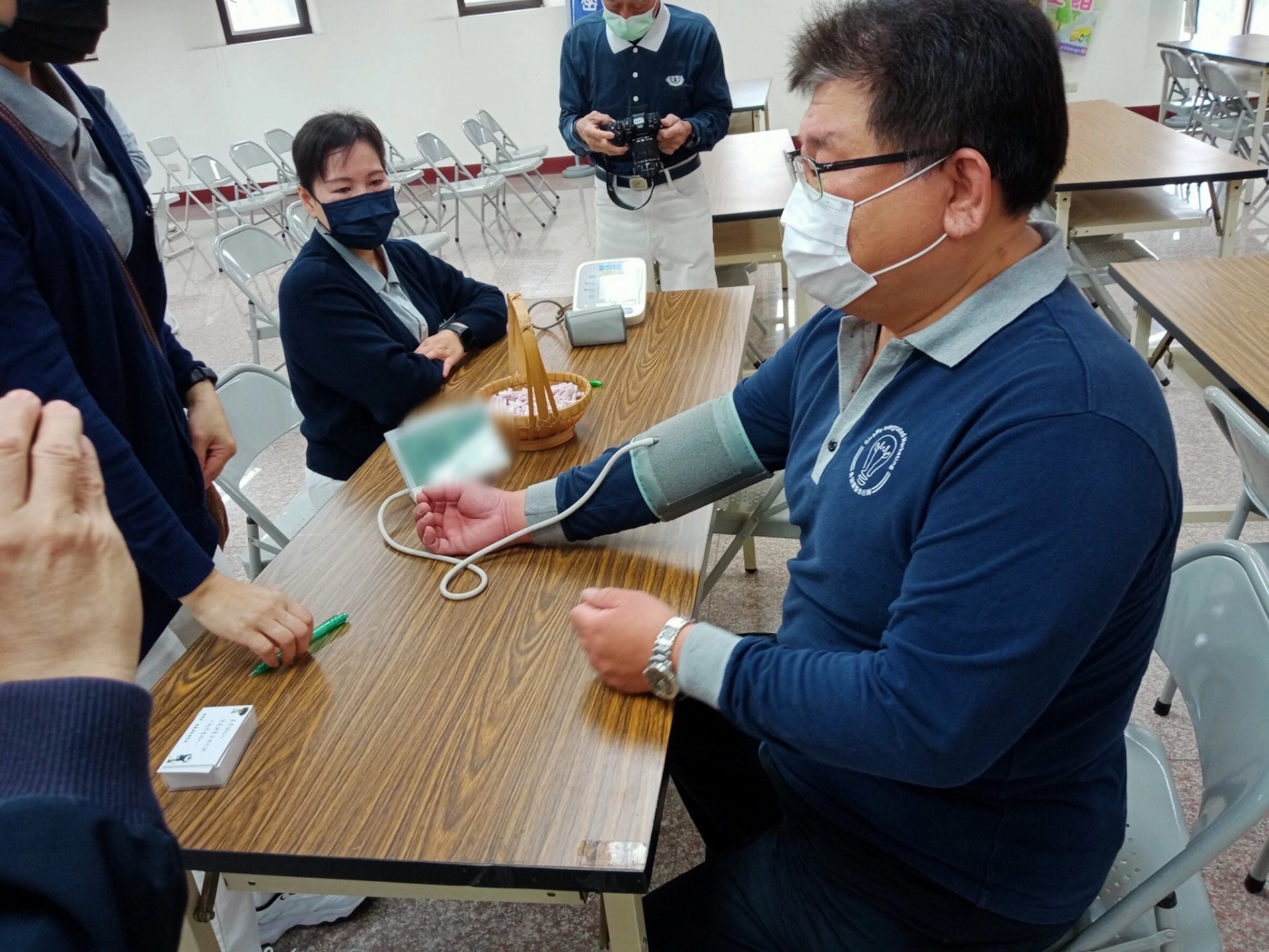 草屯慈濟志工3月14日前往草屯分局關懷員警的健康,李哲賢副分局長(右)陪伴員警參與。