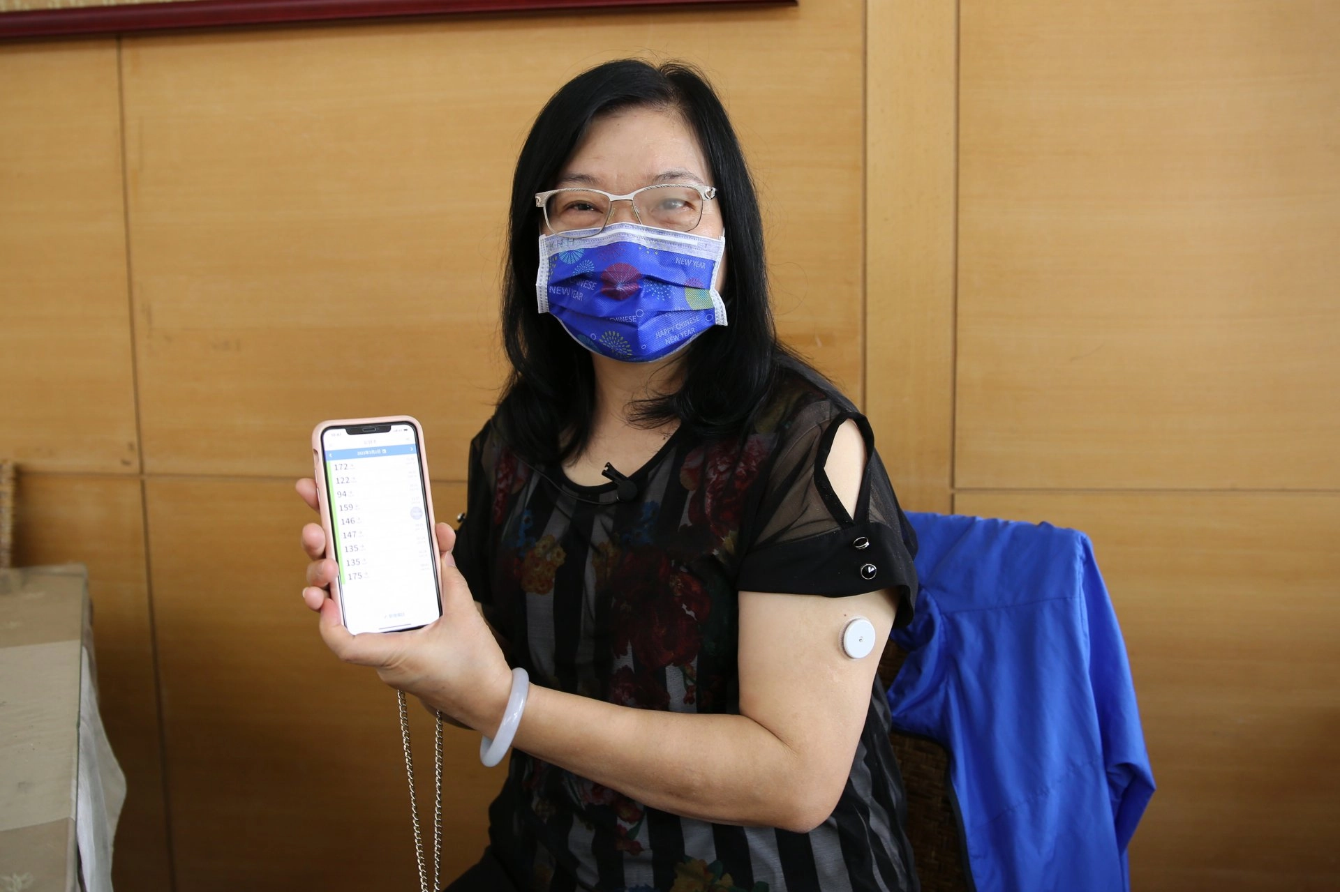 陳女士說,自從開始使用CGM,這儀器對她來說不只能幫助她挑選合適的食物外,也能讓她控制吃進去的份量,而且不用早晚在手指頭扎針驗血,就能即時知道自己的血糖值,真的很便利!
