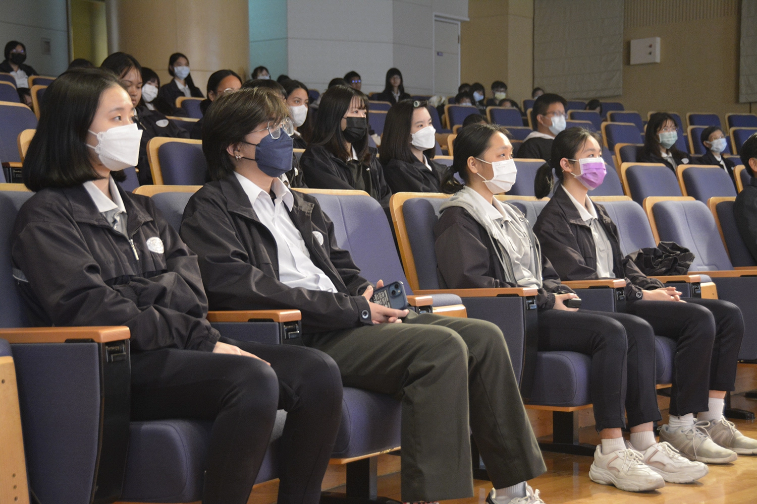 大部分學生都被鄭自強的演講內容徹底震撼和折服。