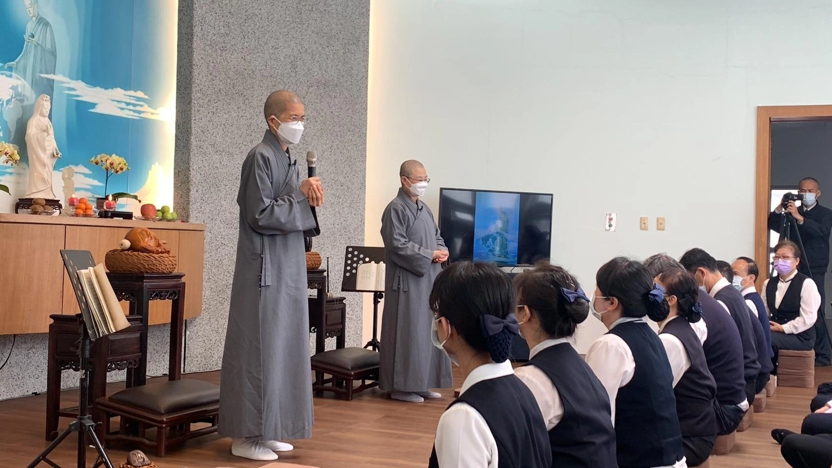 德佩師父、德(耒英)師父感恩老師扛起上人對教育的使命,並提到《三十七助道品》是菩薩