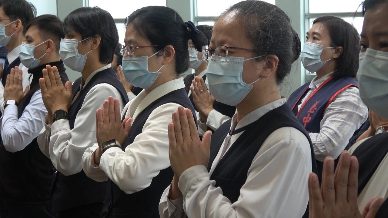 師長們透過誦念經文讓自己心沉澱,大家以一顆虔誠的心恭誦《三十七助道品》、三皈依