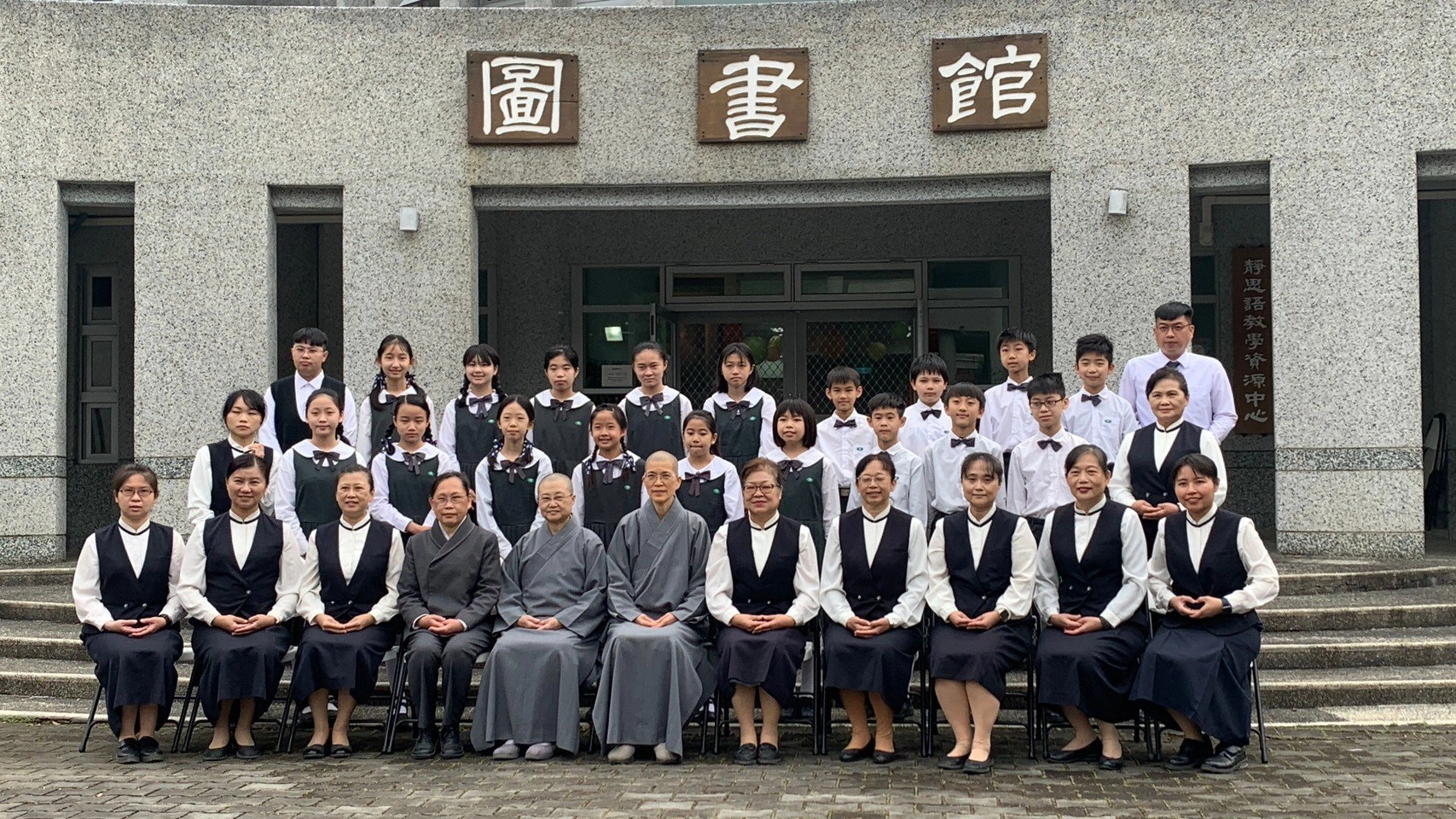 恰逢國小部畢業生拍攝畢業紀念照,因緣殊勝,師生把握機會邀約師父留下珍貴的足跡。