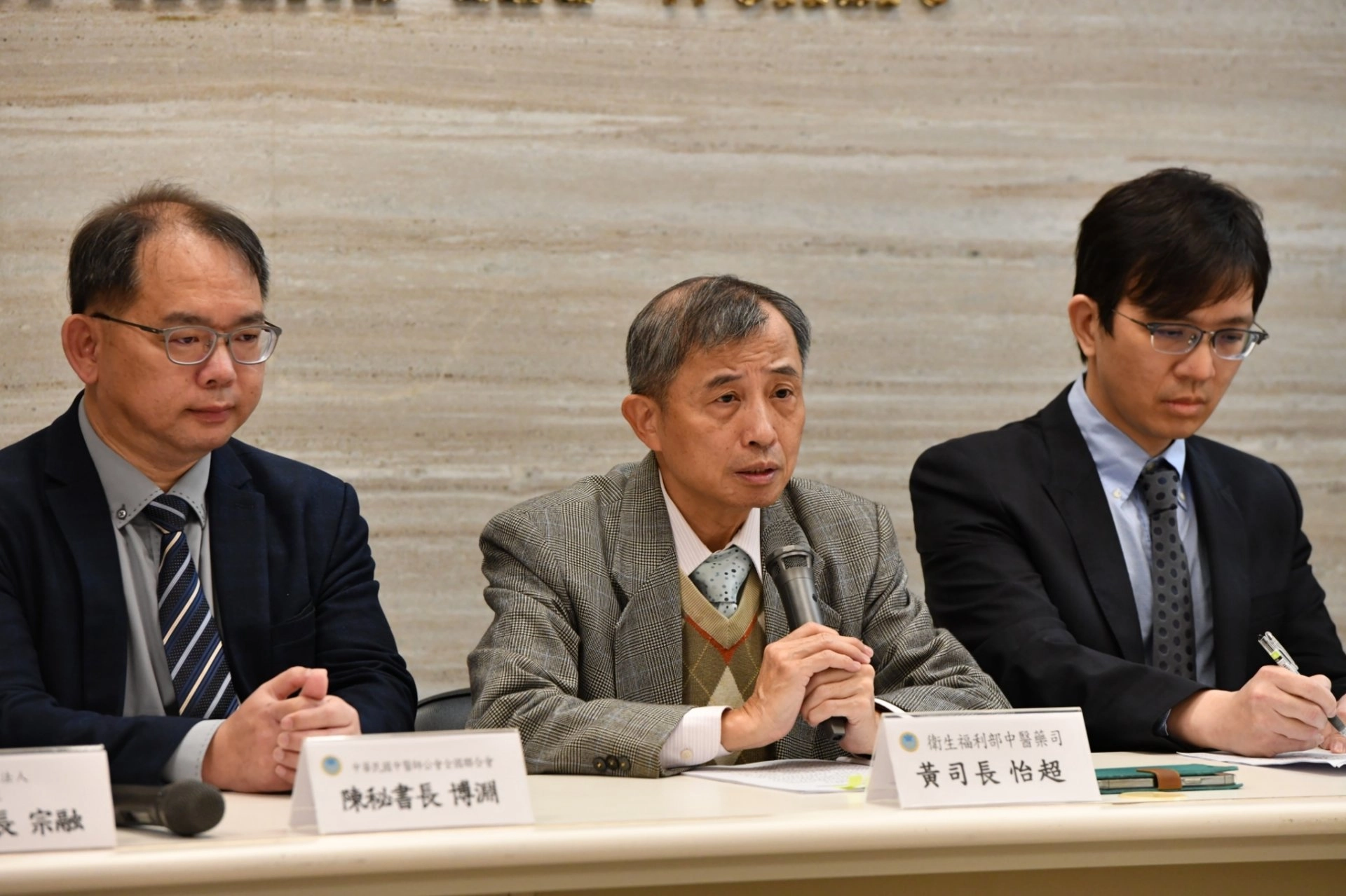 衛生福利部中藥司司長黃怡超表示,2025年臺灣二千三百萬人口,即將有百分之二十的六十五歲以上人口,臺灣即將步入超高齡的社會,老齡化的結構。