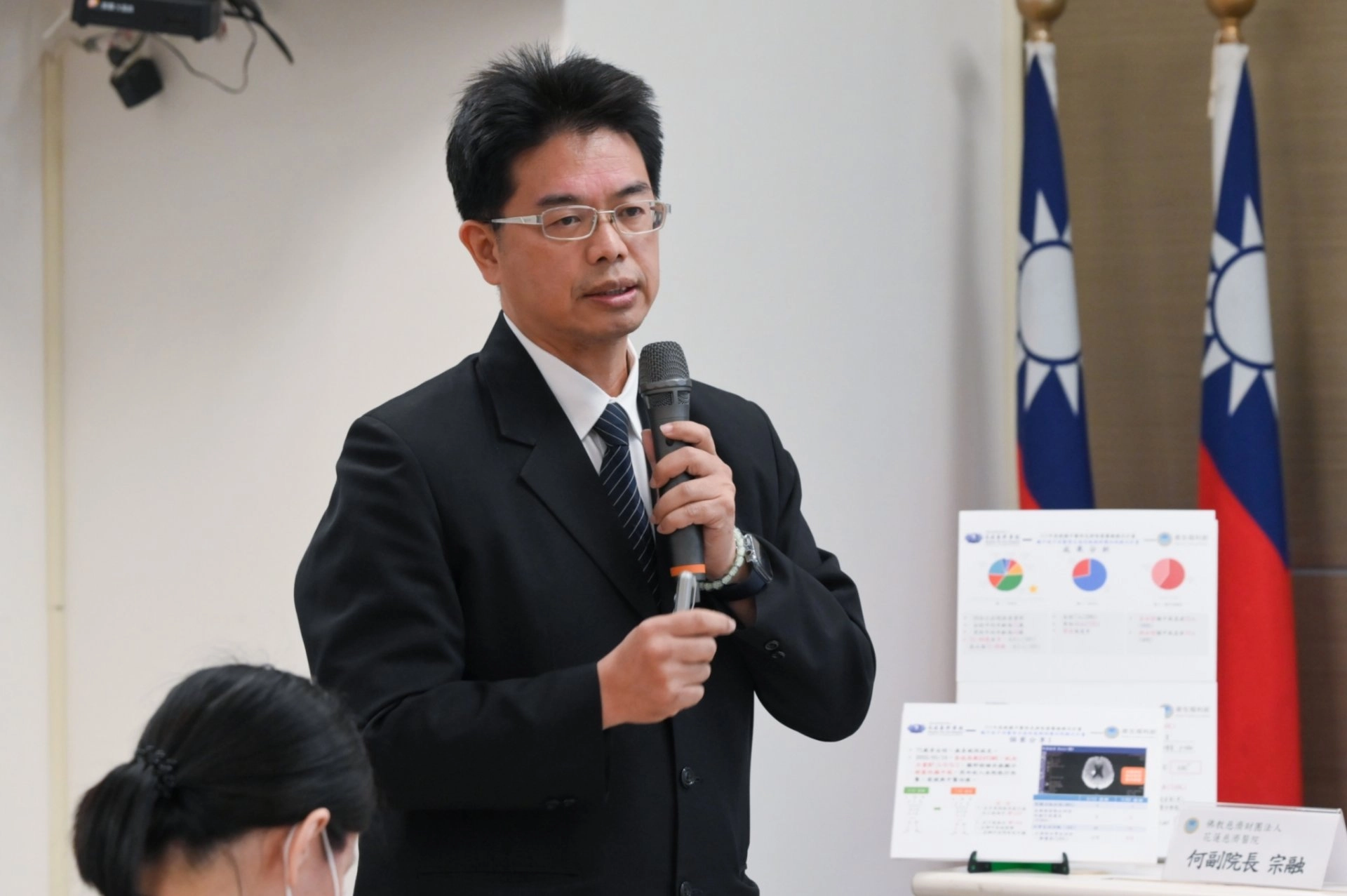 花蓮慈濟醫院副院長何宗融說:「有中醫介入,跟沒有中醫介入,在未來癒後,在生活的指數量表,大概可以改善百分之十,這是非常驚人的介入療程成果。」花蓮慈濟醫院急診急救,中醫介入,光用針灸施針搶救,已減少十小時的留觀,對國家整個醫療耗用,有很大的改善。