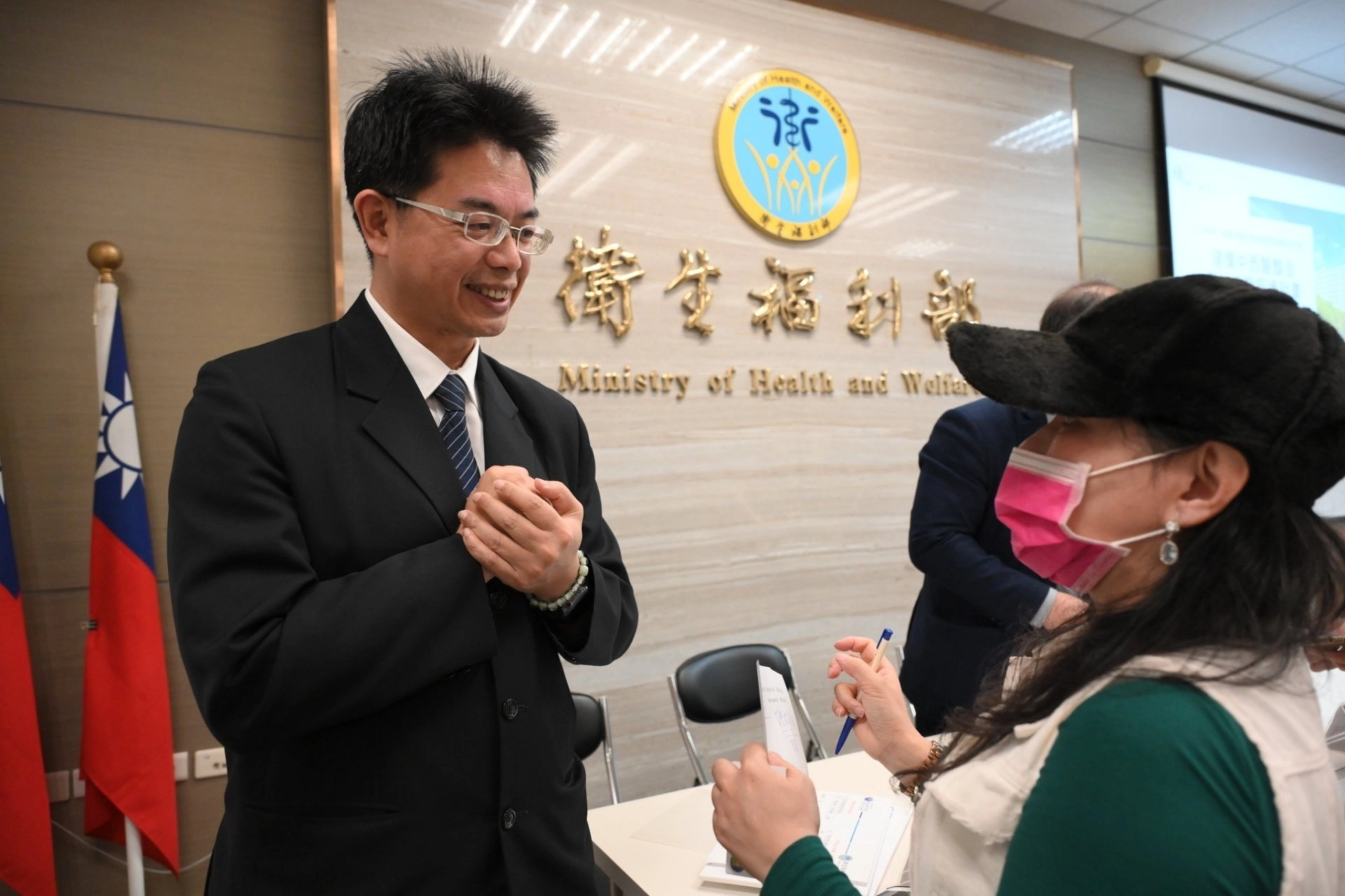 媒體詢問副院長何宗融,黃金三小時,若能在這時間內進行中醫介入,可以將阻塞打通血栓,立刻打就會很神奇的看到病患一跛一跛地進來,奇蹟式地走出醫院大門,這就是黃金三小時。
