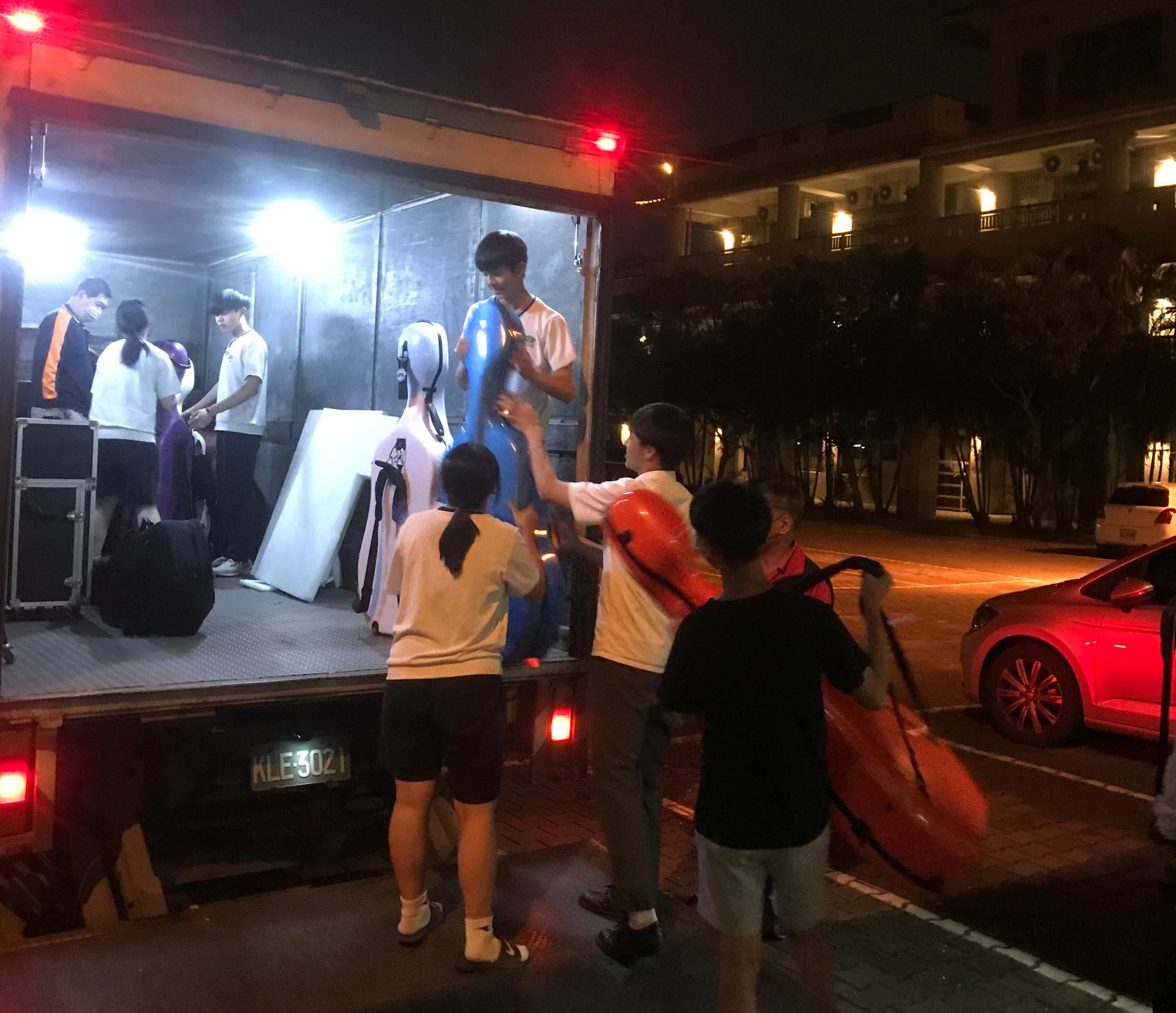 賽前學生將樂器放上樂器車照-充份展現團隊合作精神