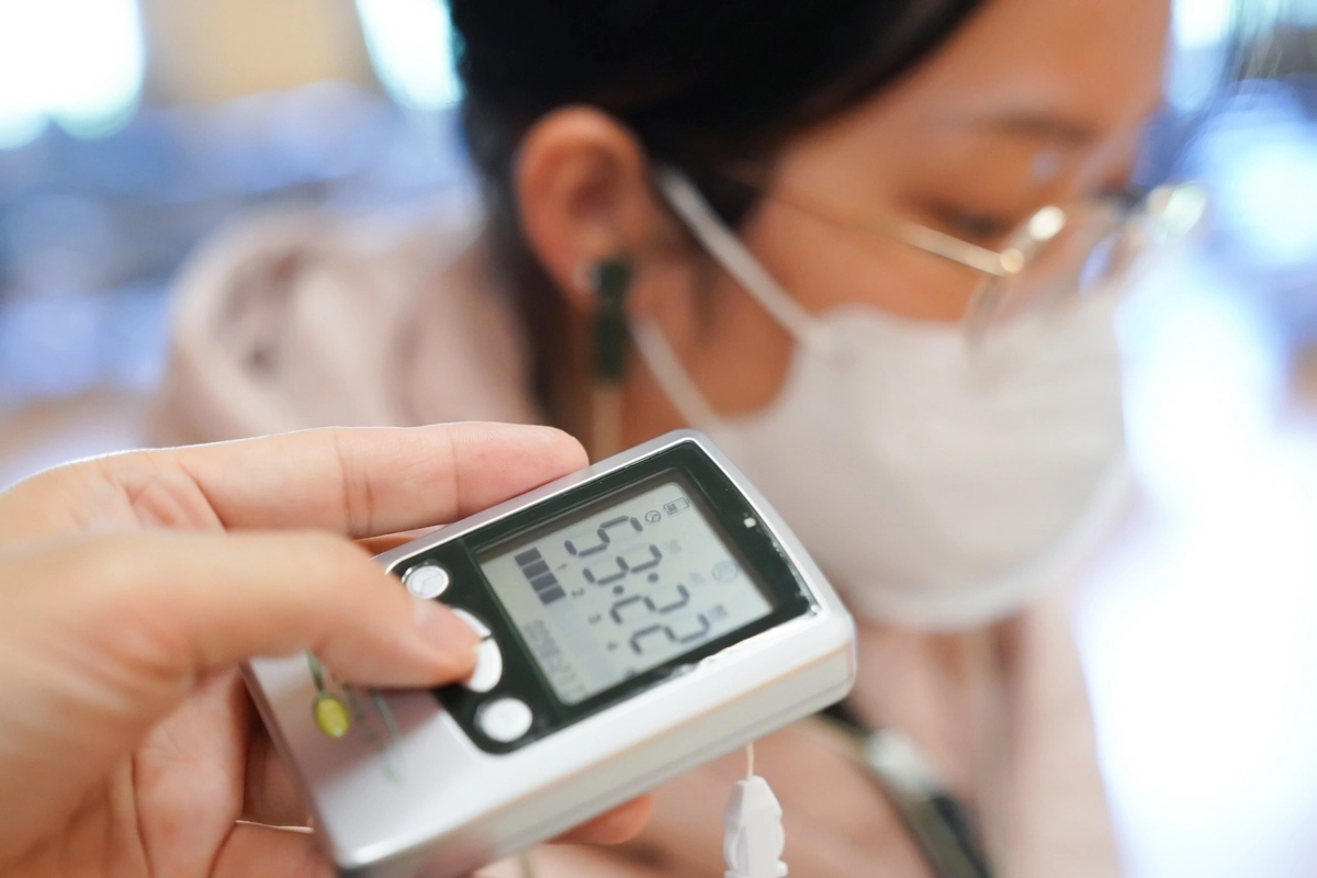 經顱微電流刺激療法是利用耳夾將電流由兩側耳垂傳遞至腦部的安全療法,透過機身按鍵能調整適合自身的電流強度。