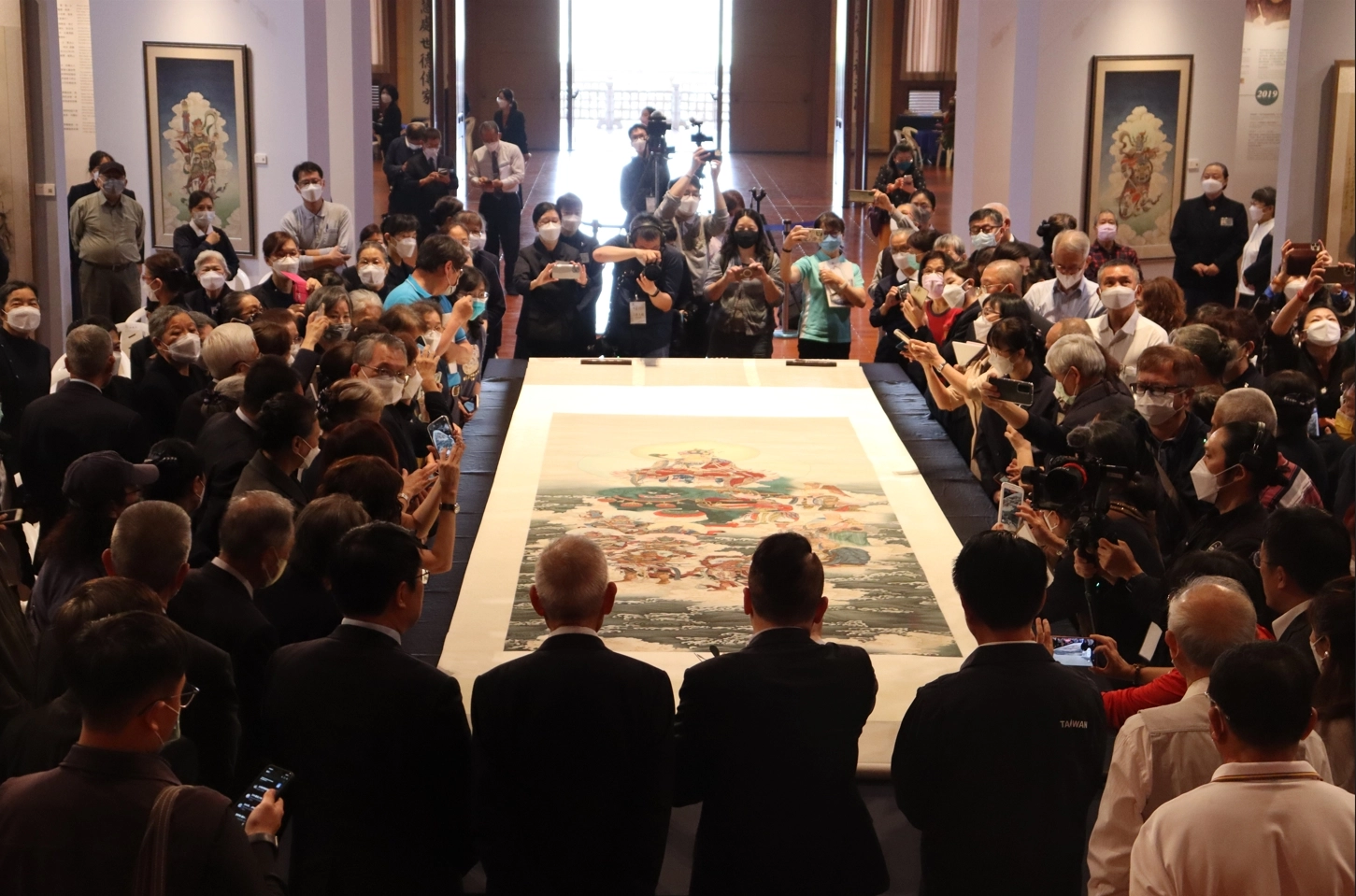 開展儀式展示巨幅畫作「大智慧文殊眾神護」,讓與會民眾同霑法喜、福慧雙修。