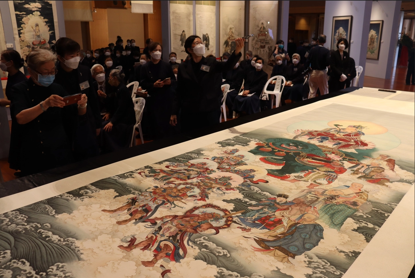 開展儀式展示巨幅畫作「大智慧文殊眾神護」,讓與會民眾同霑法喜、福慧雙修。