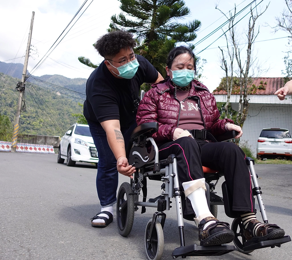 雅雯在伊甸社工協助下坐上清潔乾淨的輪椅,至戶外享受溫暖陽光。