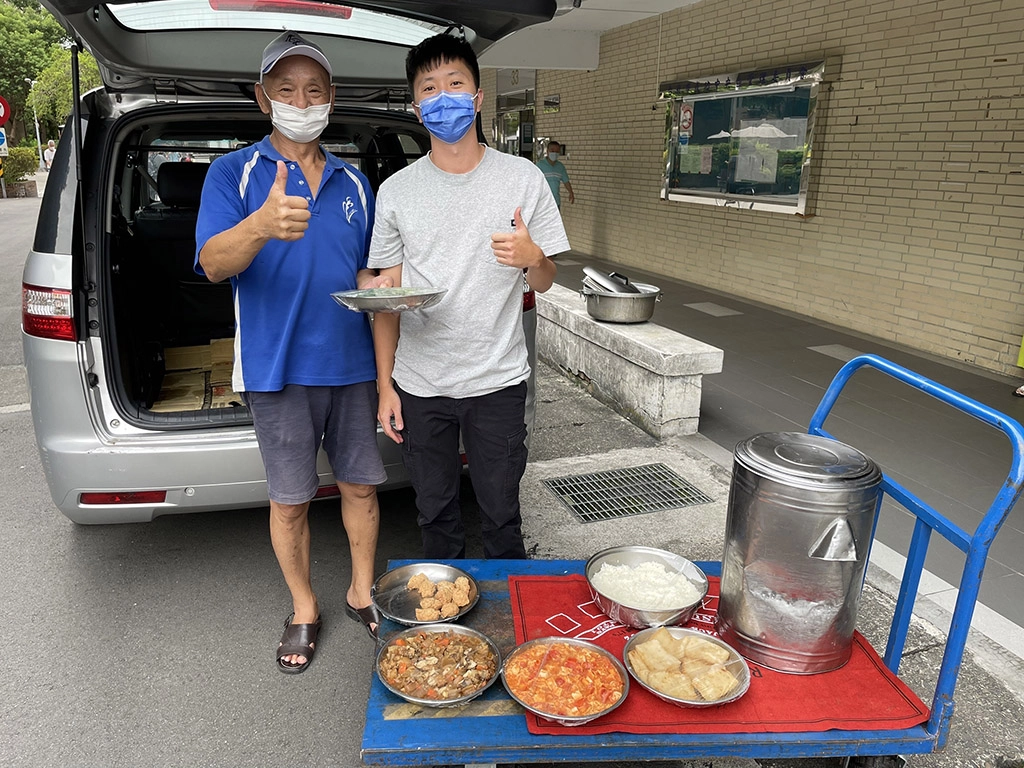 負責接應保大送餐的里民志工人員,對保大員警十幾年來風雨無阻的老人供餐服務,表達肯定與誠摯的感謝。