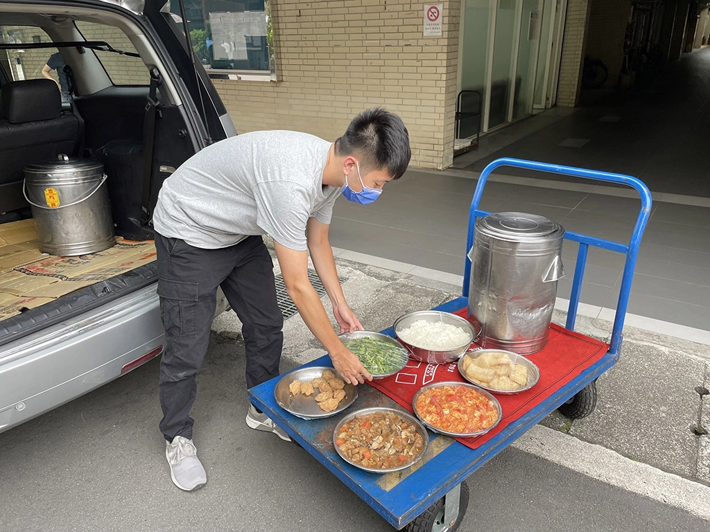 臺北市保安警察大隊載著剛起鍋出爐的飯菜,為長者們提供物美價廉的搭伙送餐服務。