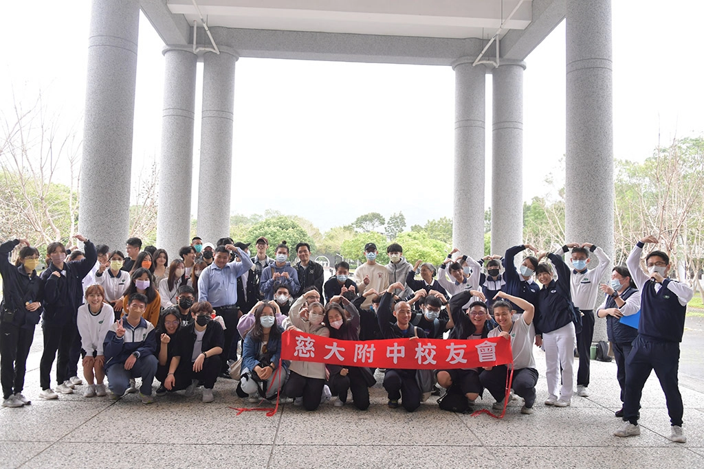 校友會於天文館前唱校歌快閃,校歌傳唱慈中情。