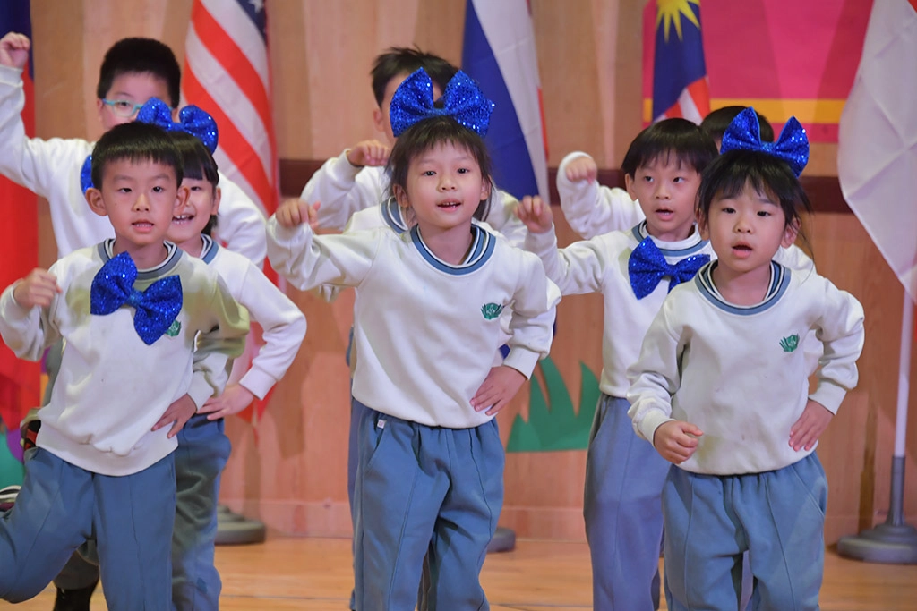 幼兒園小寶貝,要用超級無敵可愛的笑容與動作,為我們校慶活動帶來祝福。