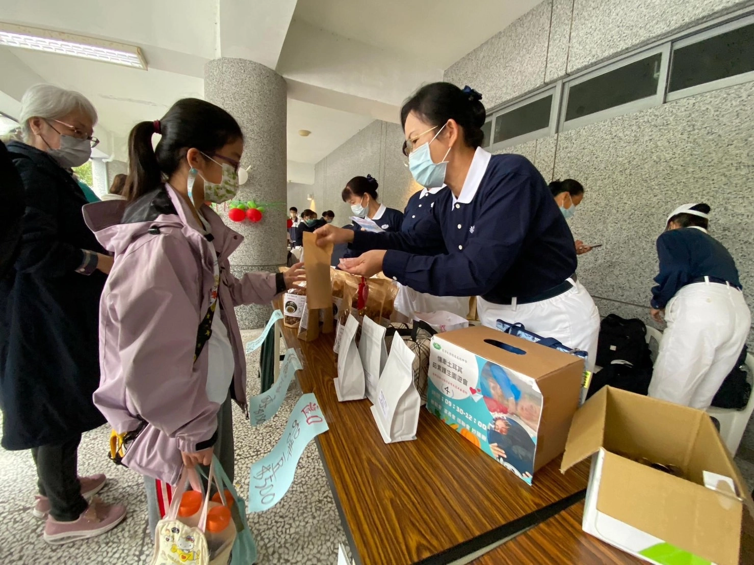 學生與家長熱情響應每個義賣攤位,付出愛心,希望能給予土耳其地震災民們實質的幫助。