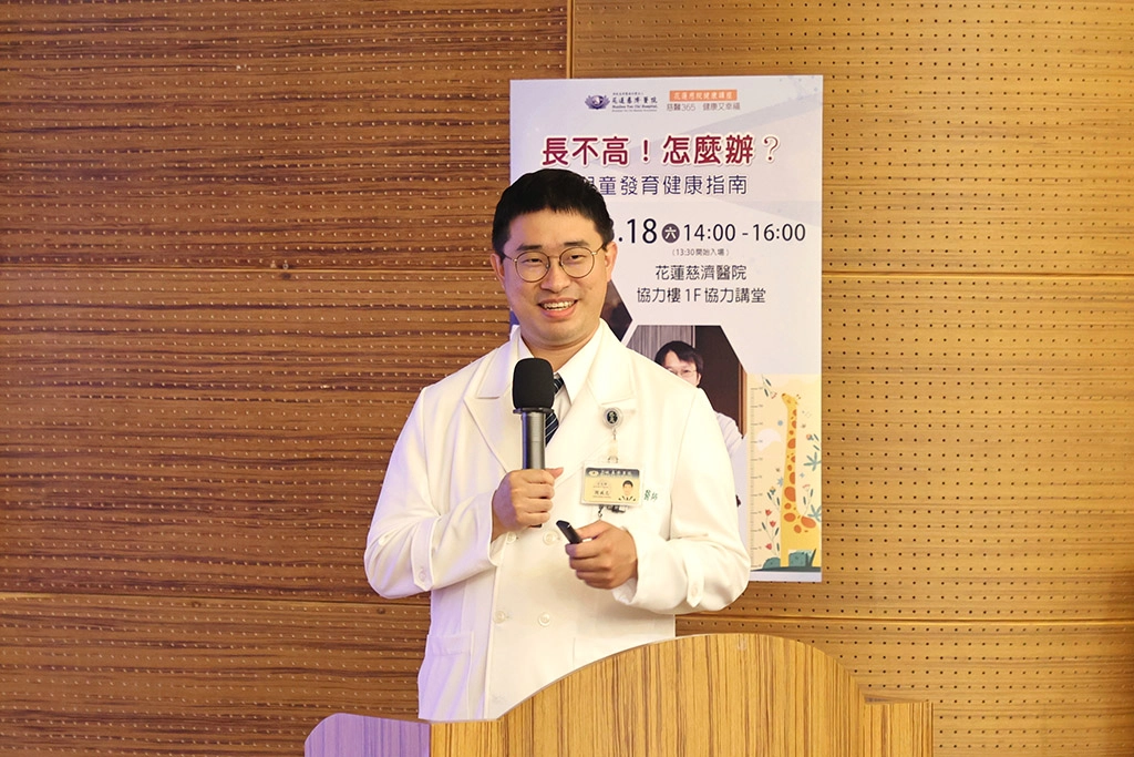 周威志醫師表示,若孩子每年身高成長小於四公分,即半年小於二公分,或第二性徵的延遲或提前發育,就要開始注意是否有生長問題。