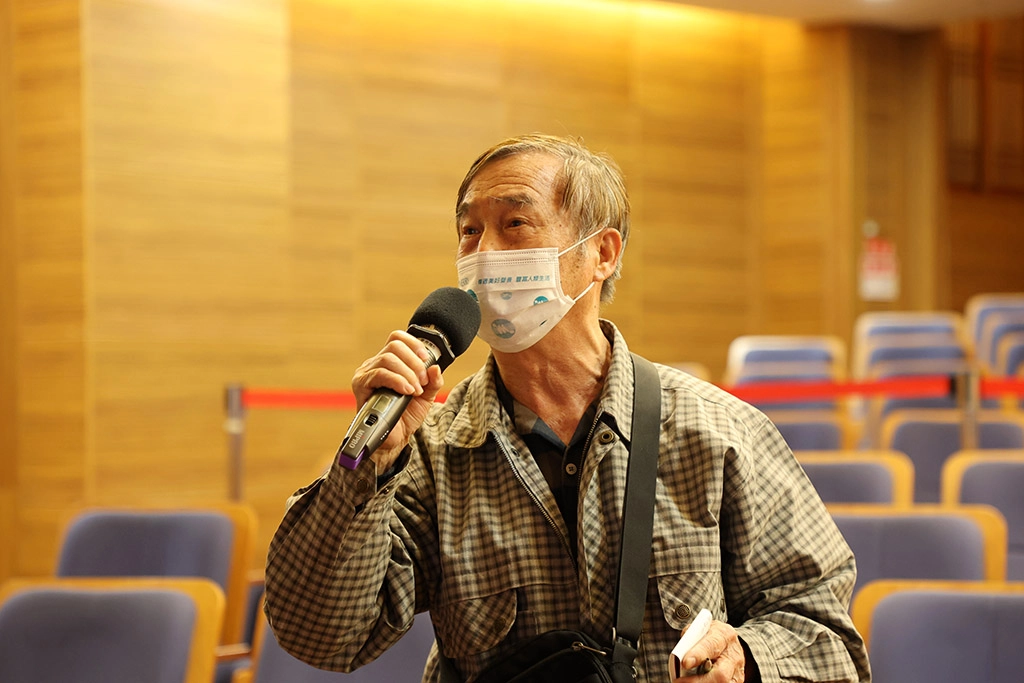 擔心孫子因長不高影響同儕間人際關係,爺爺專程來聆聽講座,希望補充兒童健康發育知識,帶給孩子幫助。